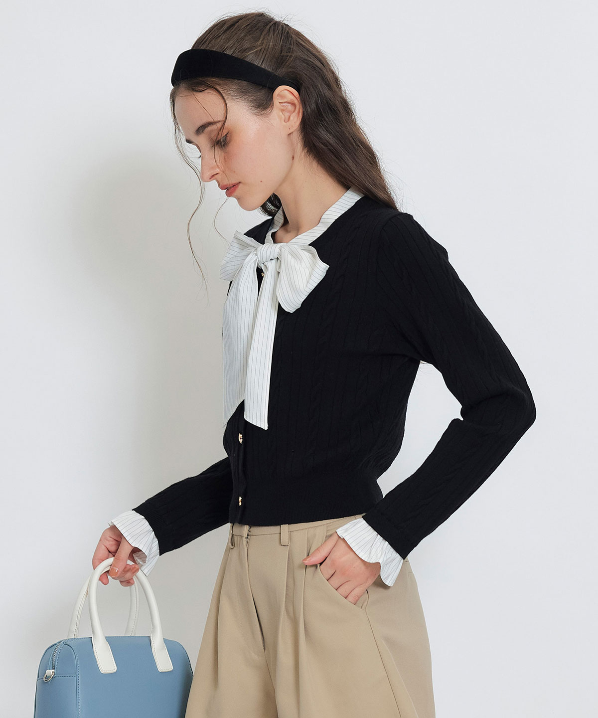 エンブレムボタンケーブルリボンタイニットトップス