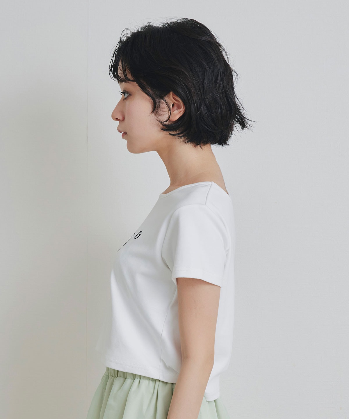 カリグラフィーロゴエンブロイダリークロップドTシャツ