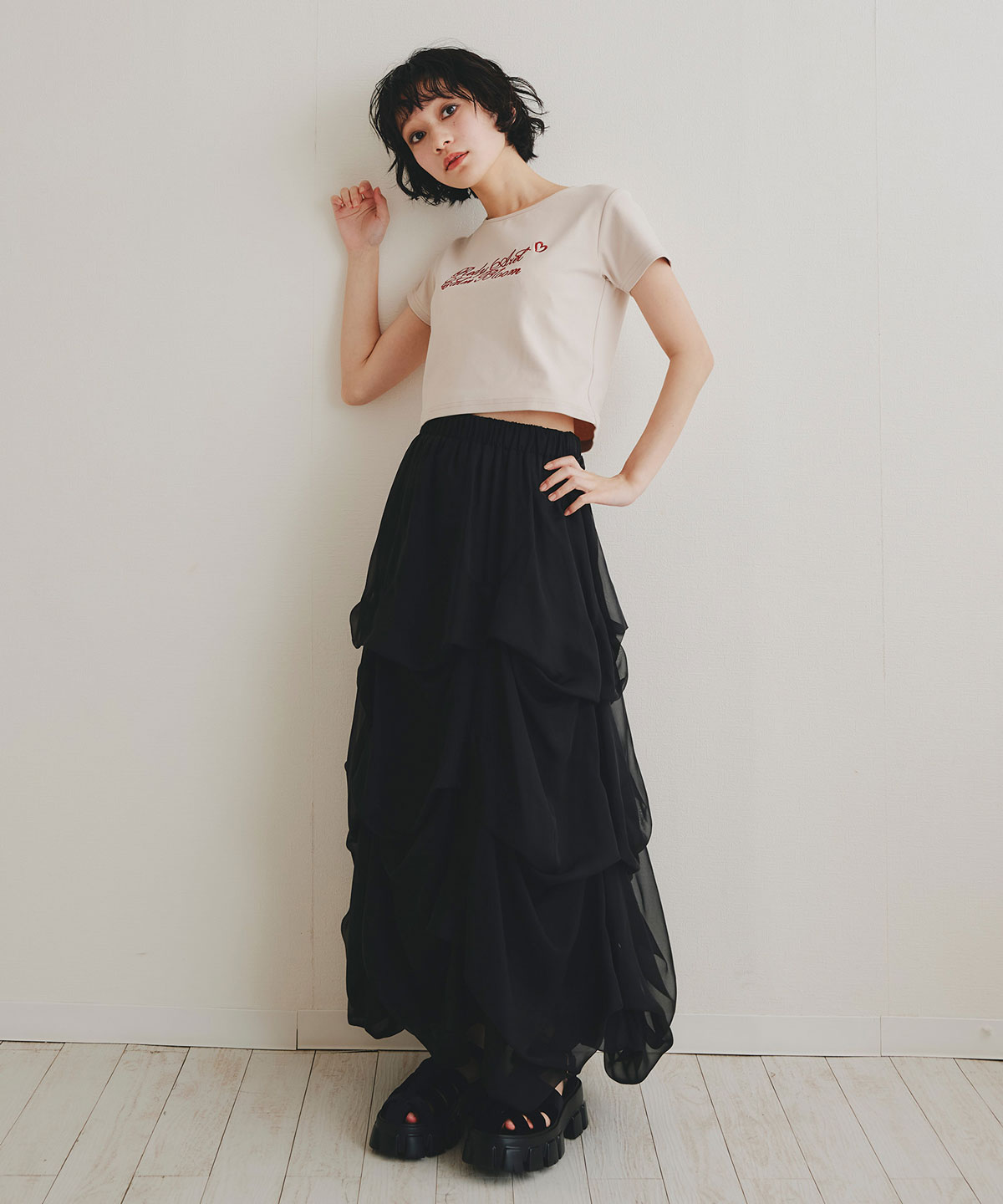 カリグラフィーロゴエンブロイダリークロップドTシャツ