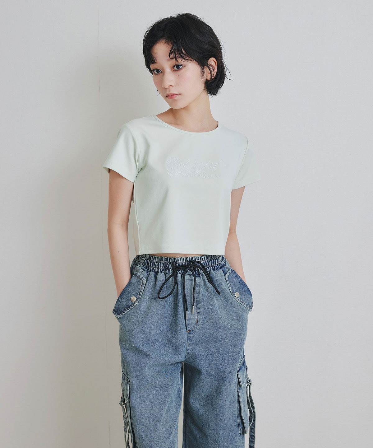 カリグラフィーロゴエンブロイダリークロップドTシャツ