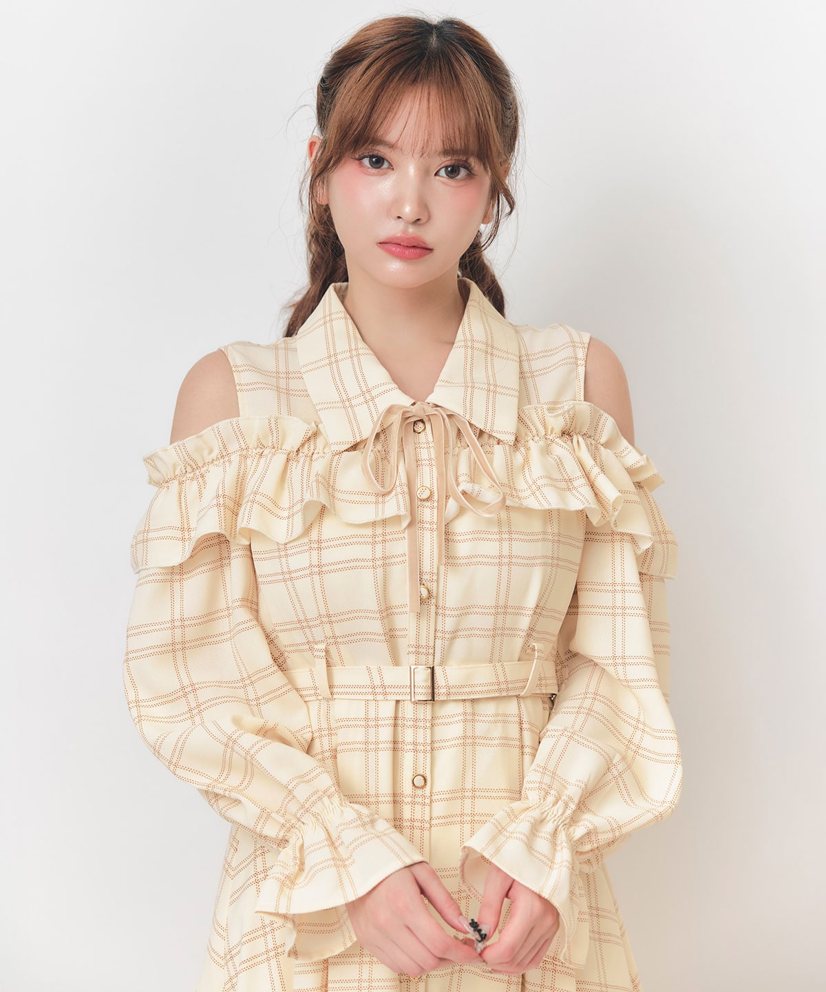 【=LOVE 大場花菜さん着用】フリルチェックオープンショルダーリボンタイロングフリルワンピース