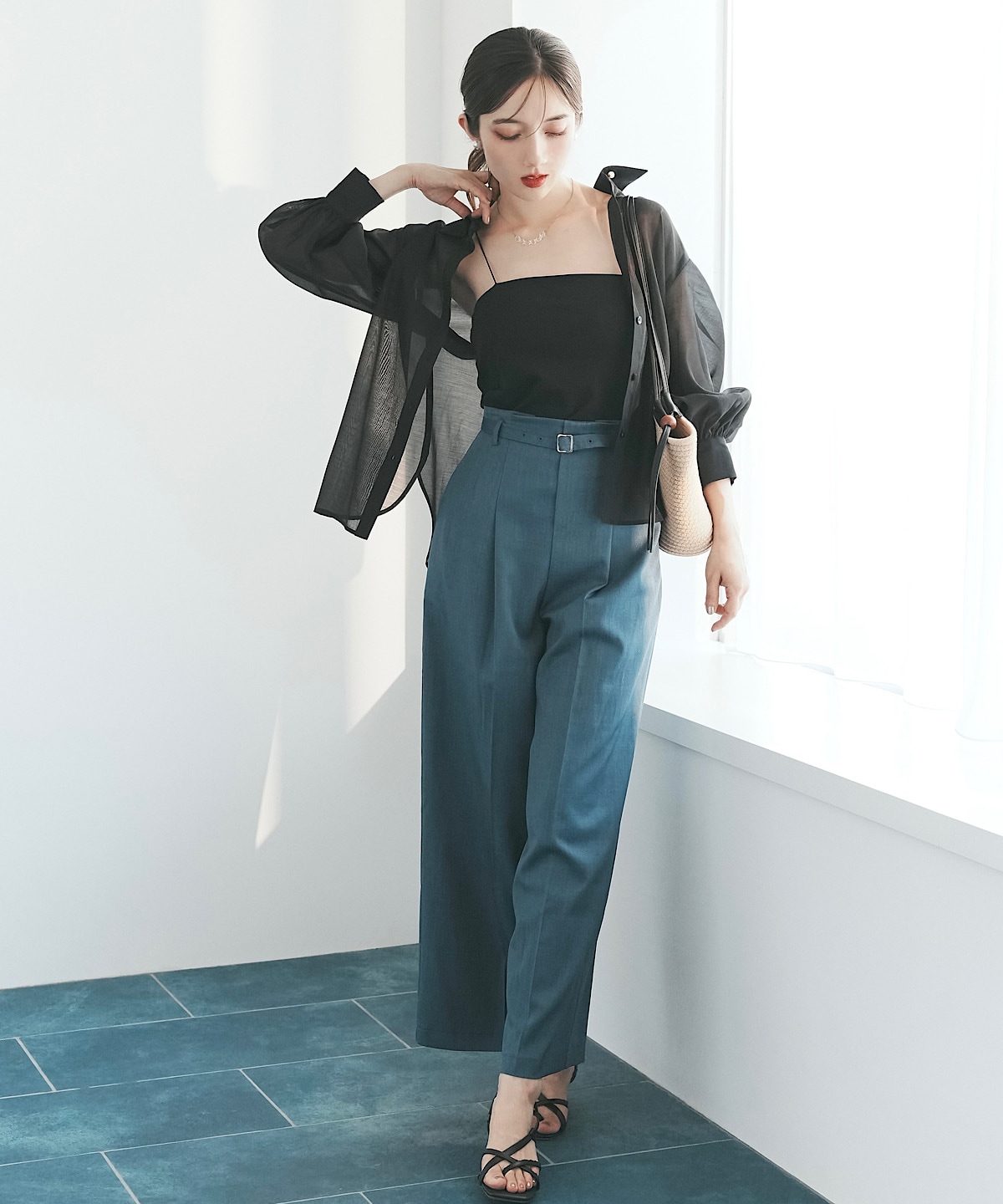 バックレースアップシアーシャツ