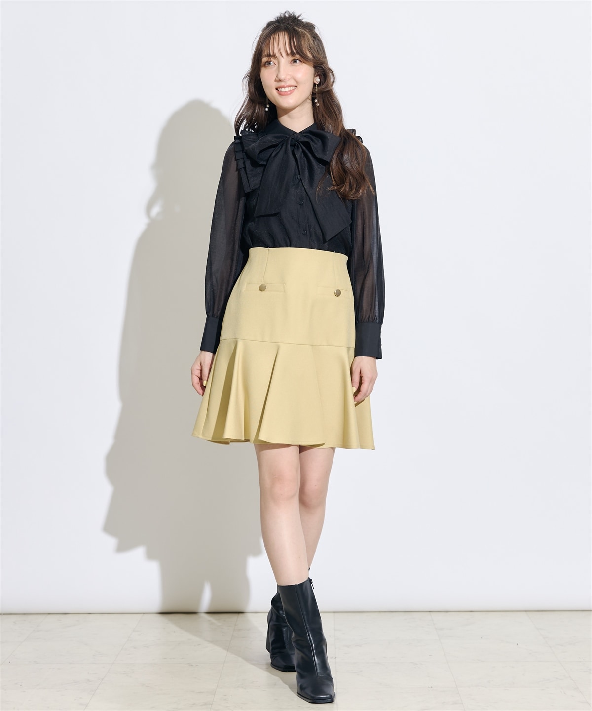 金ボタンカルゼペプラムミニスカート