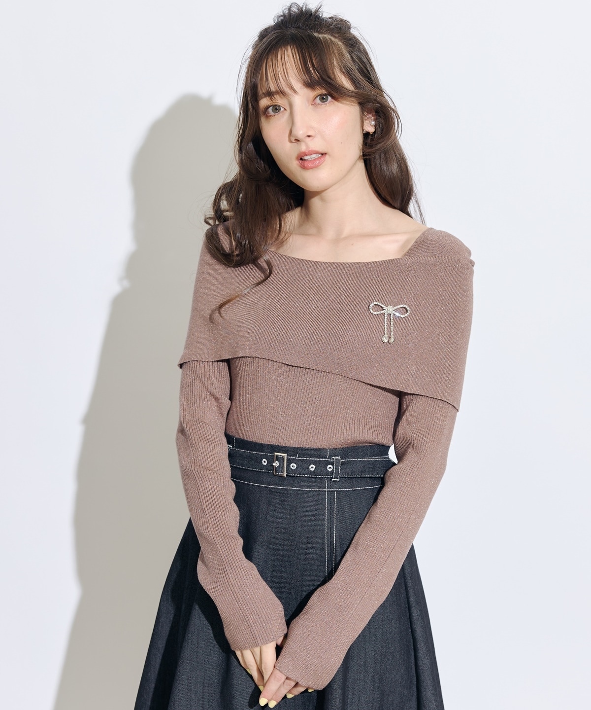 セレクトモチーフブローチ付きオフショルラメニットプルオーバー