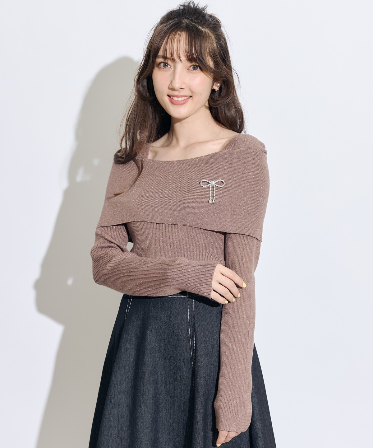 セレクトモチーフブローチ付きオフショルラメニットプルオーバー