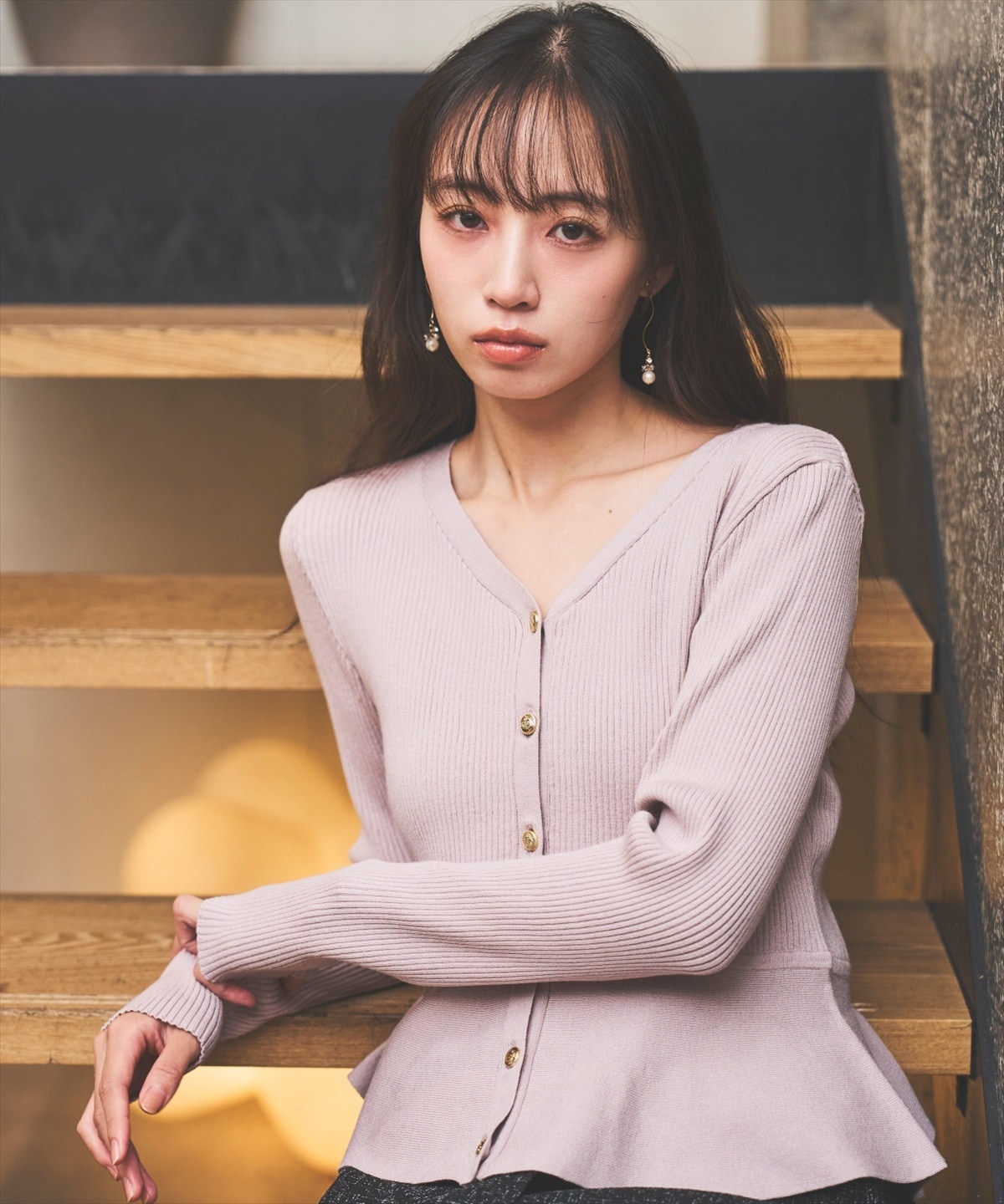 ペプラムリブ金ボタンニット