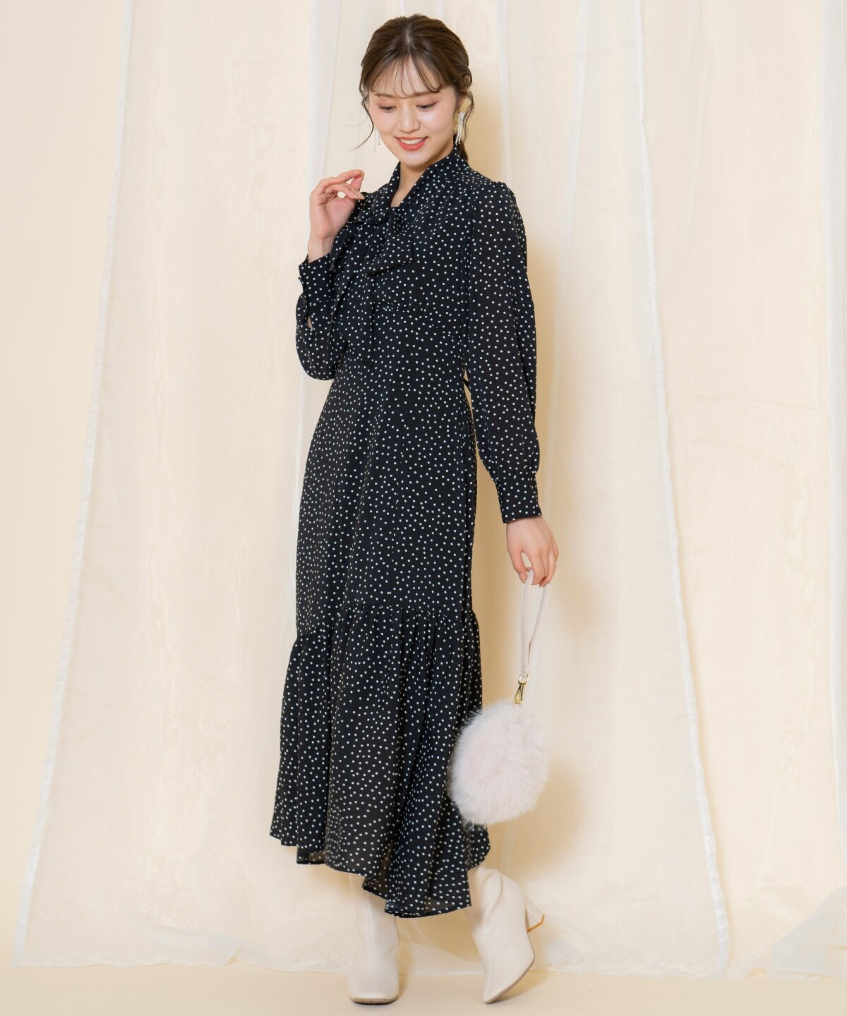 ドット柄ギャザーヘムボウタイワンピース