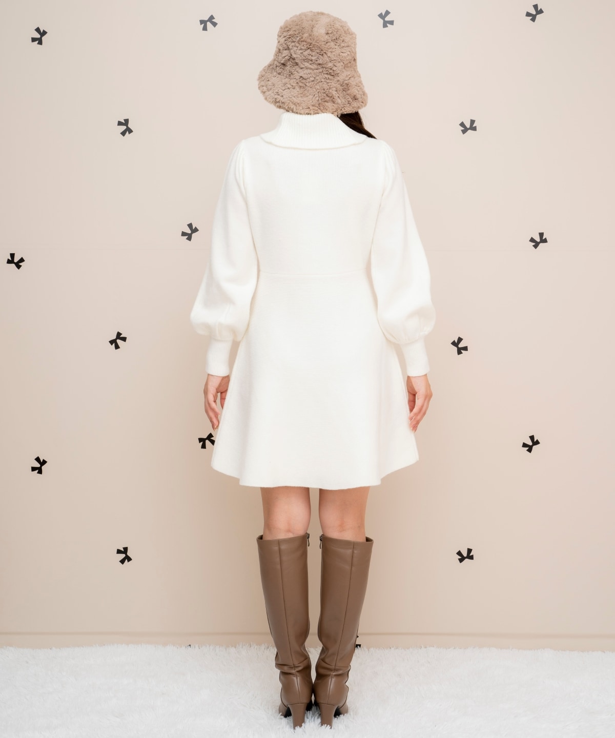 パール付きタートルネックニットワンピース