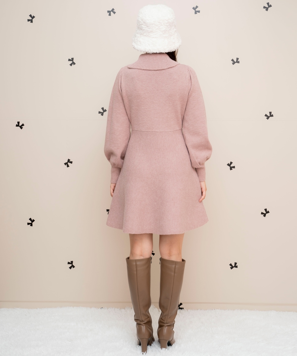 パール付きタートルネックニットワンピース