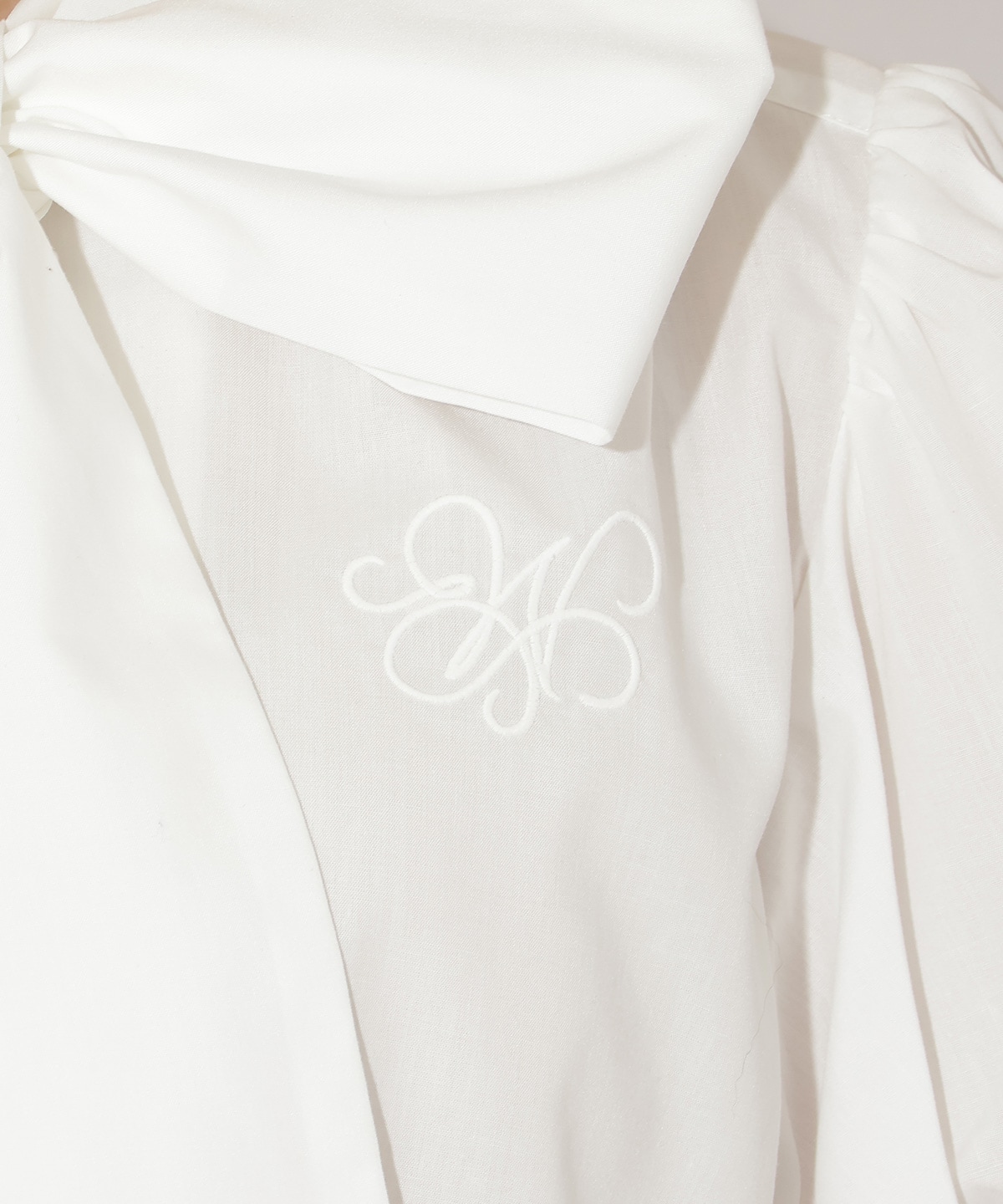 モノグラム刺しゅうリボンタイブラウス