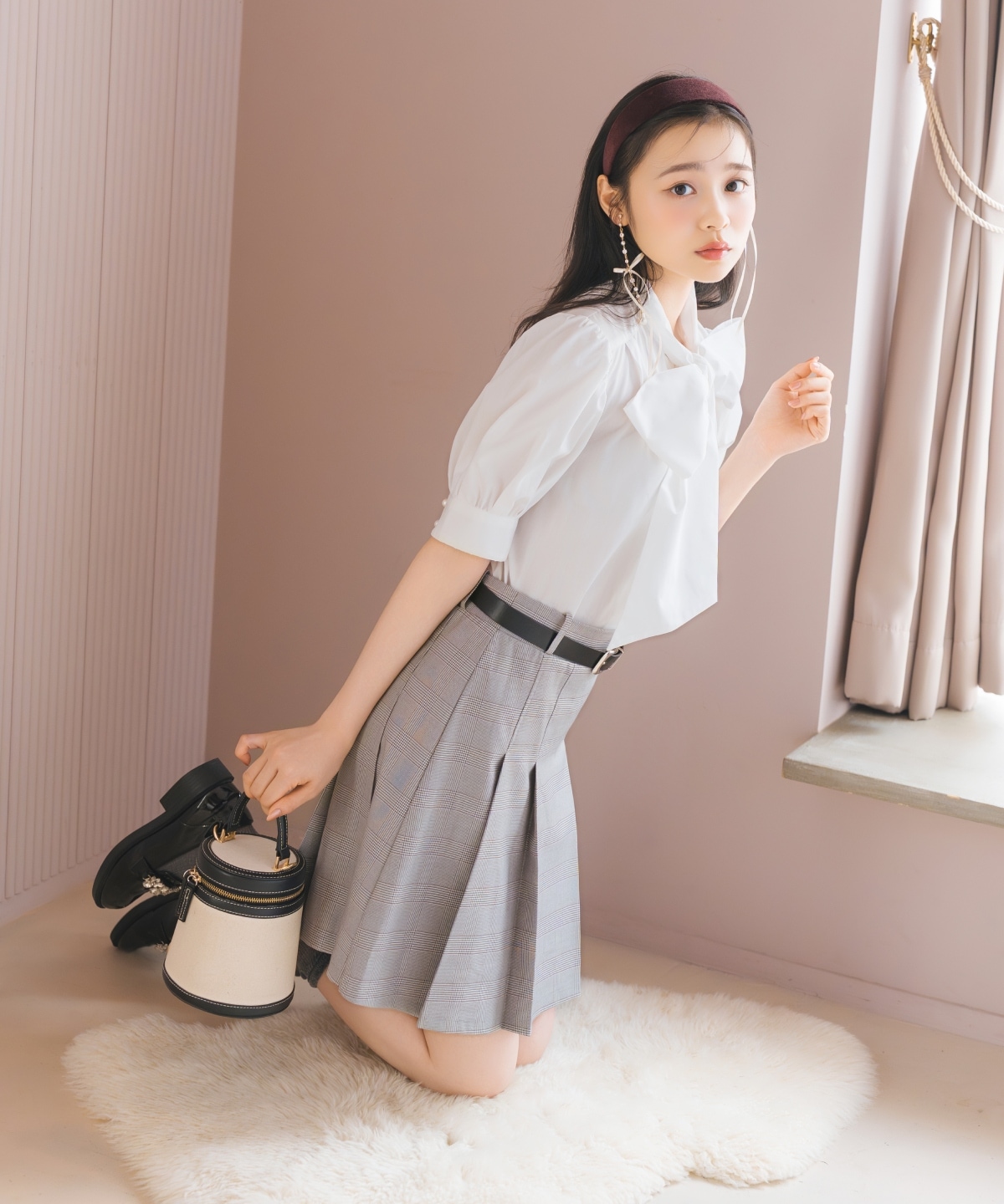 モノグラム刺しゅうリボンタイブラウス