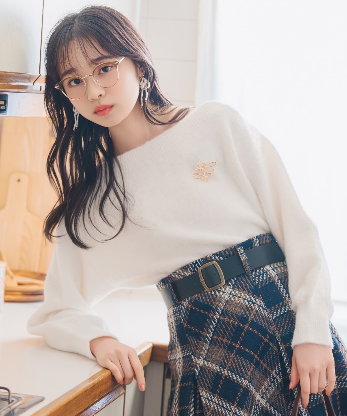 ブローチ付きオフショルニット