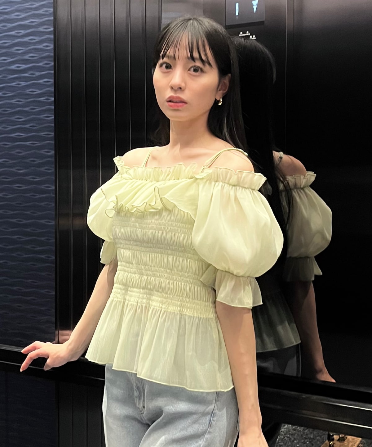 シャーリングペプラムブラウス