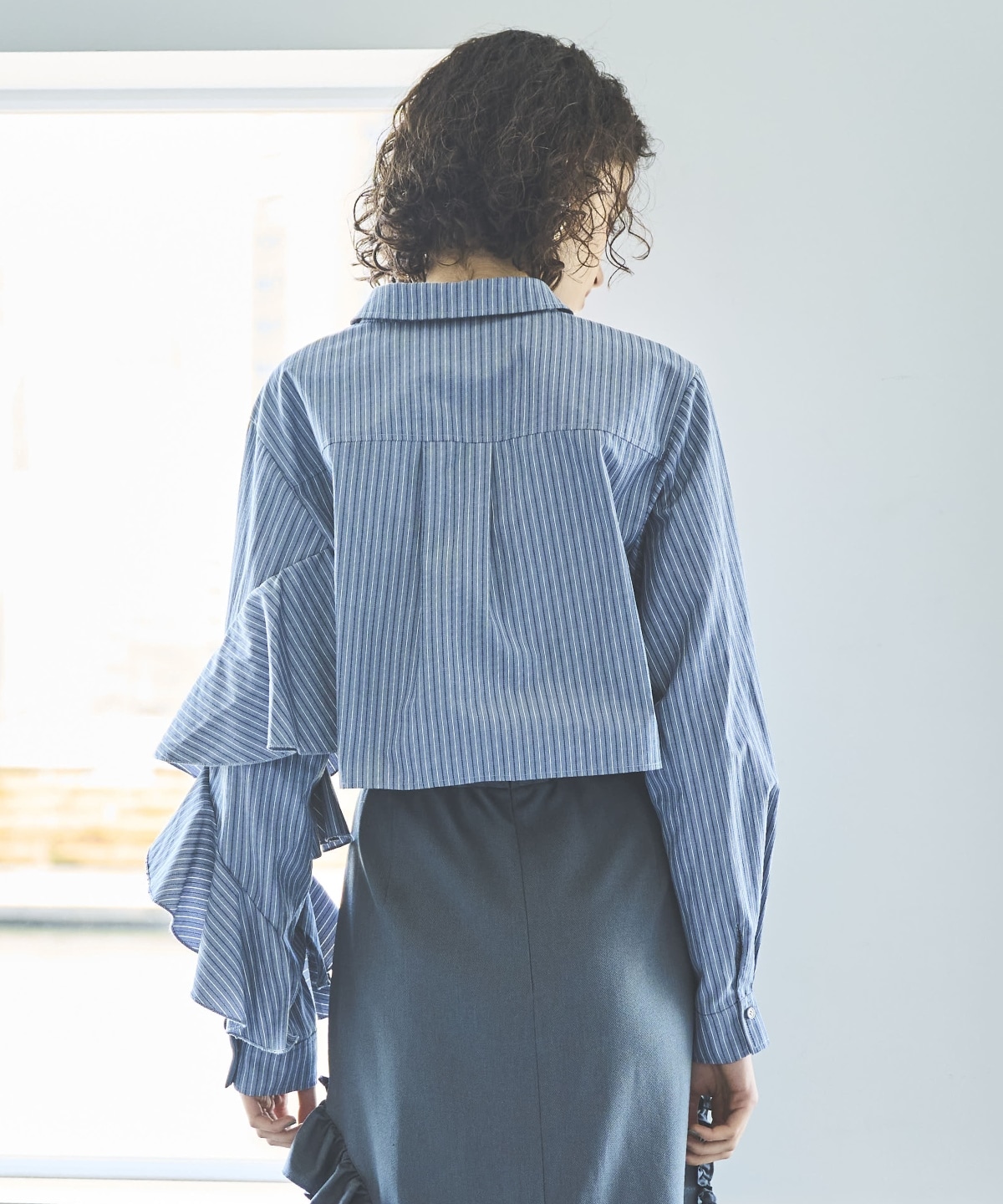 ストライプアシメフリルクロップドシャツ