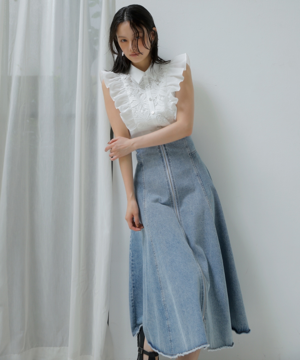 肩フリル刺繍シャツ