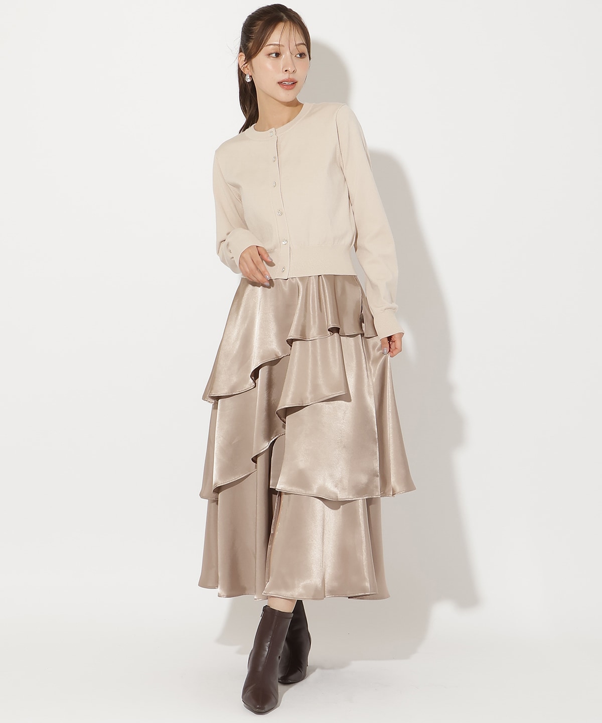 ビジューボタンクルーネックカーディガン