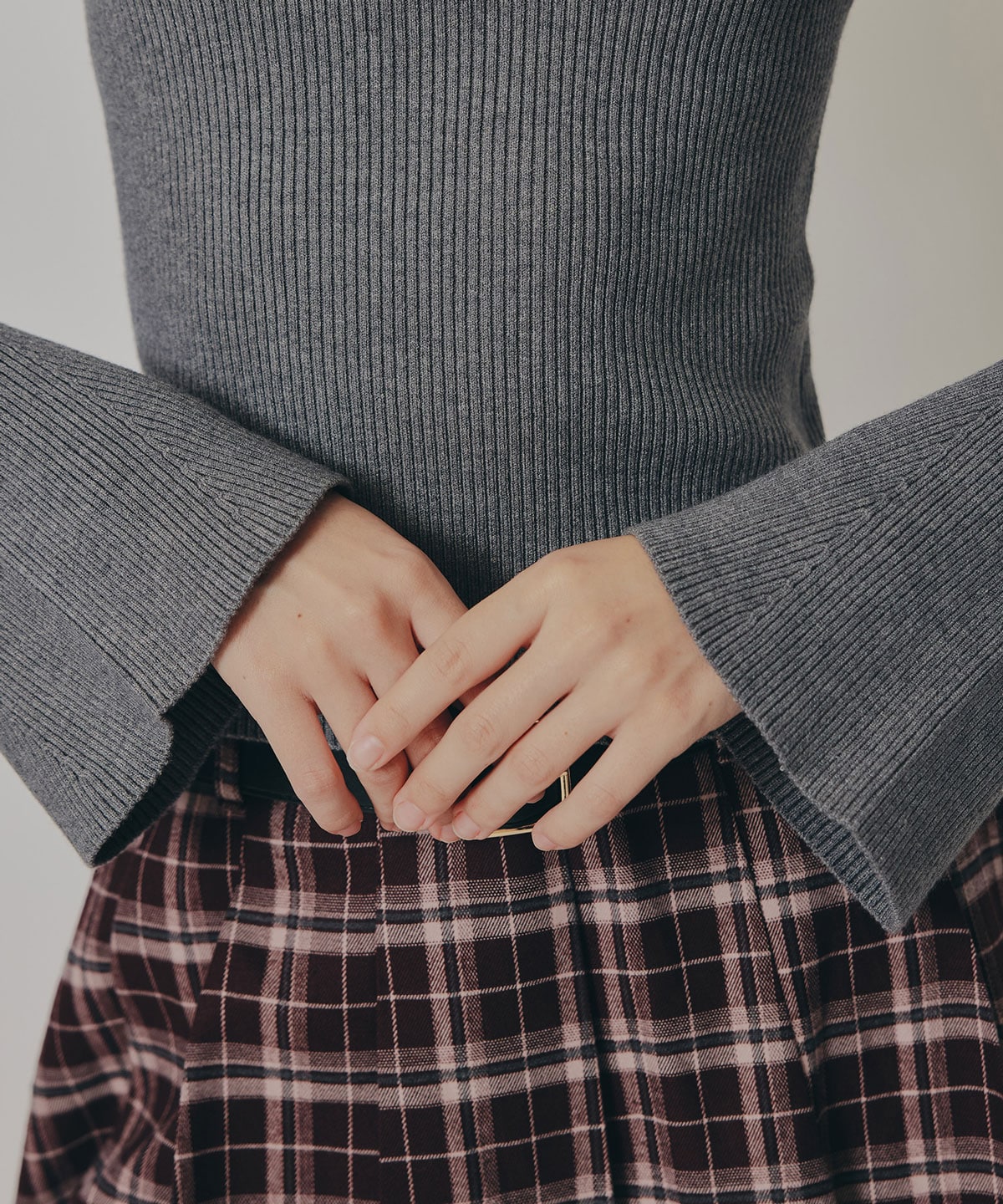 カットアウトリブニットトップス