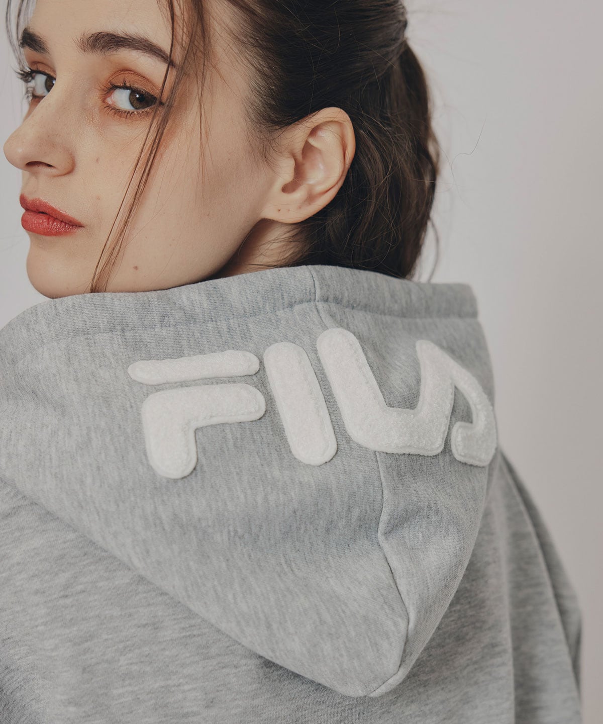 ［FILA×REDYAZEL］サガラロゴコンパクトフーディ