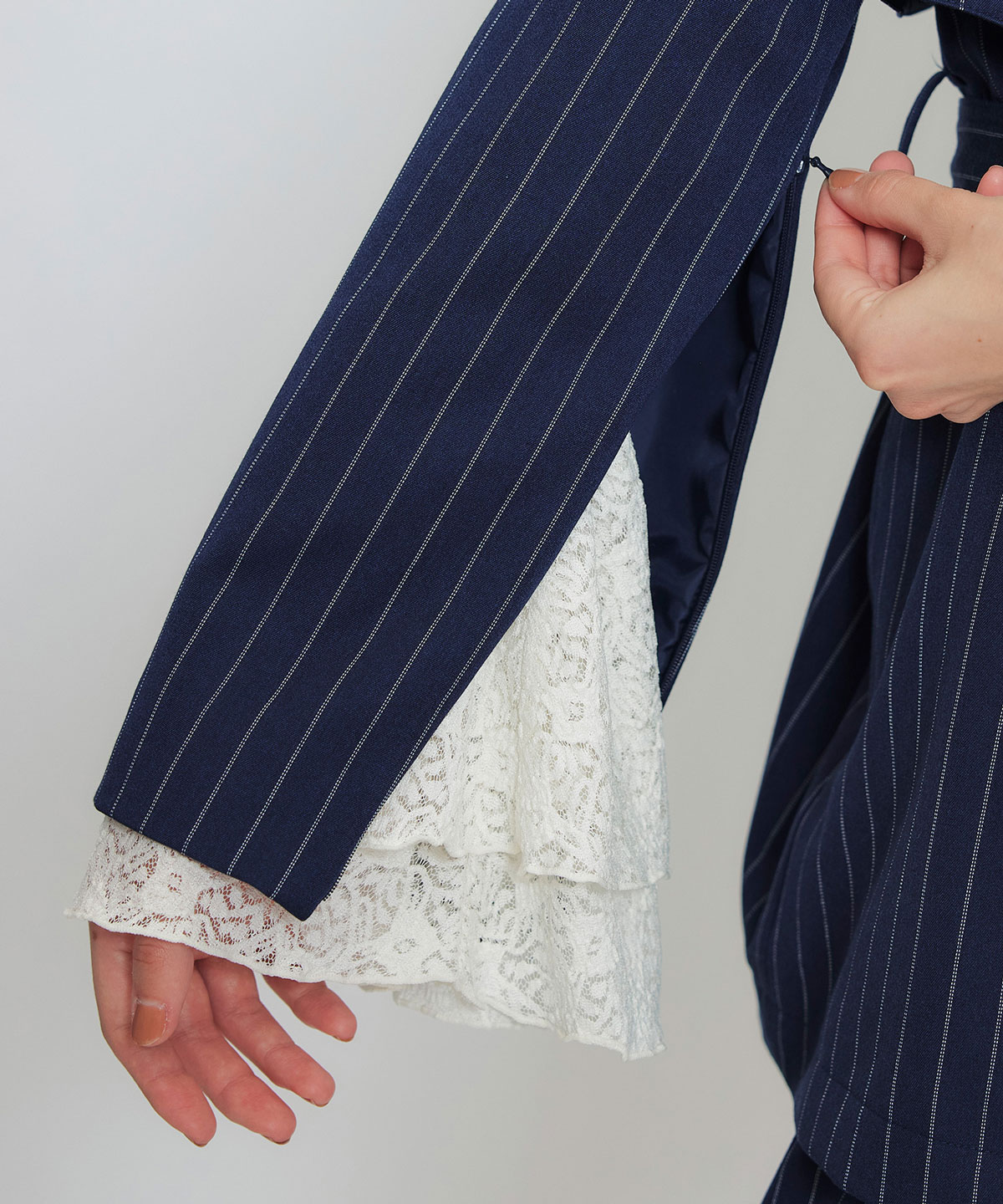 ボリュームスリーブシアーレースブラウス×ベーシックキャミソール