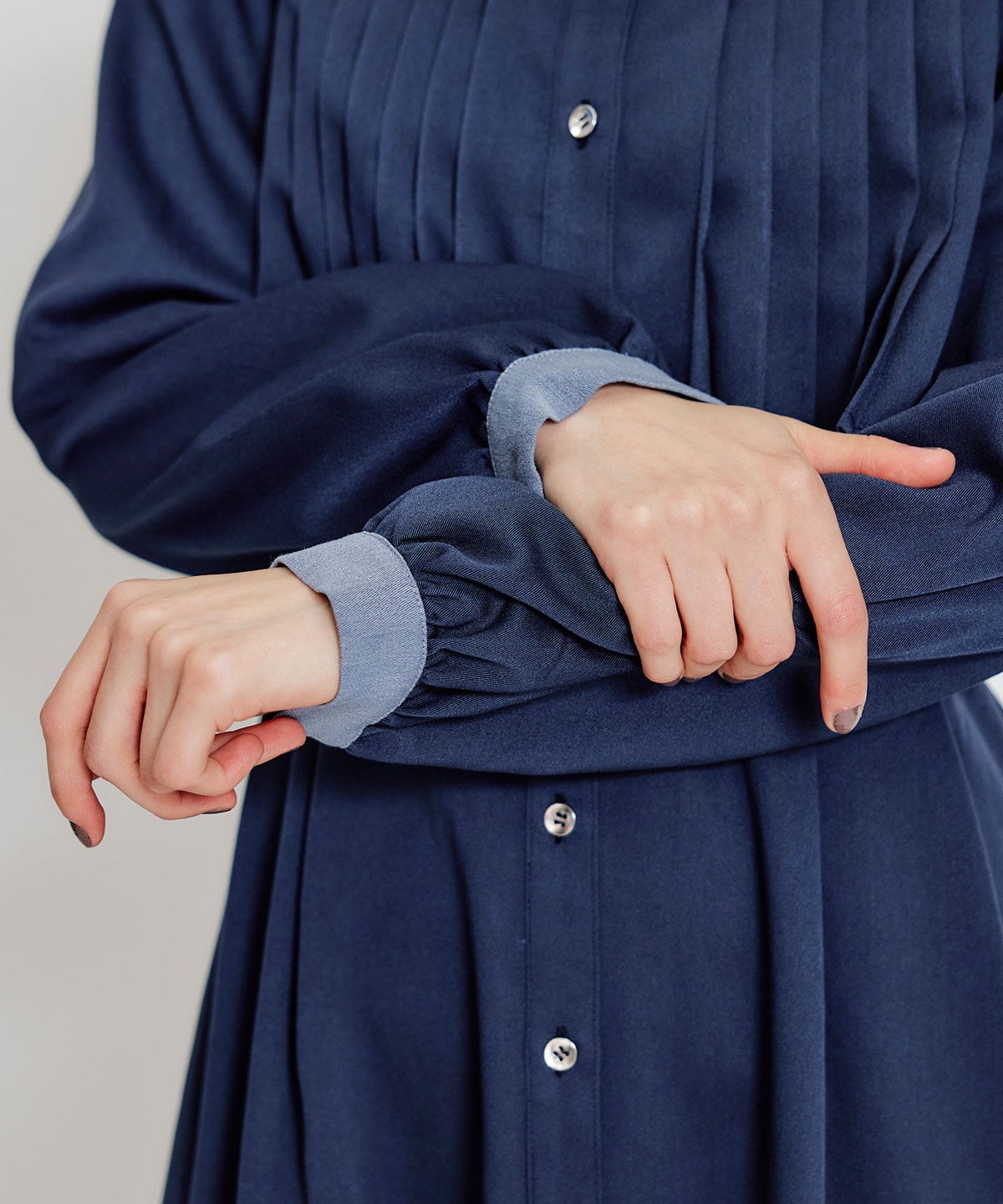 フロントプリーツリボンタイフレアロングワンピース