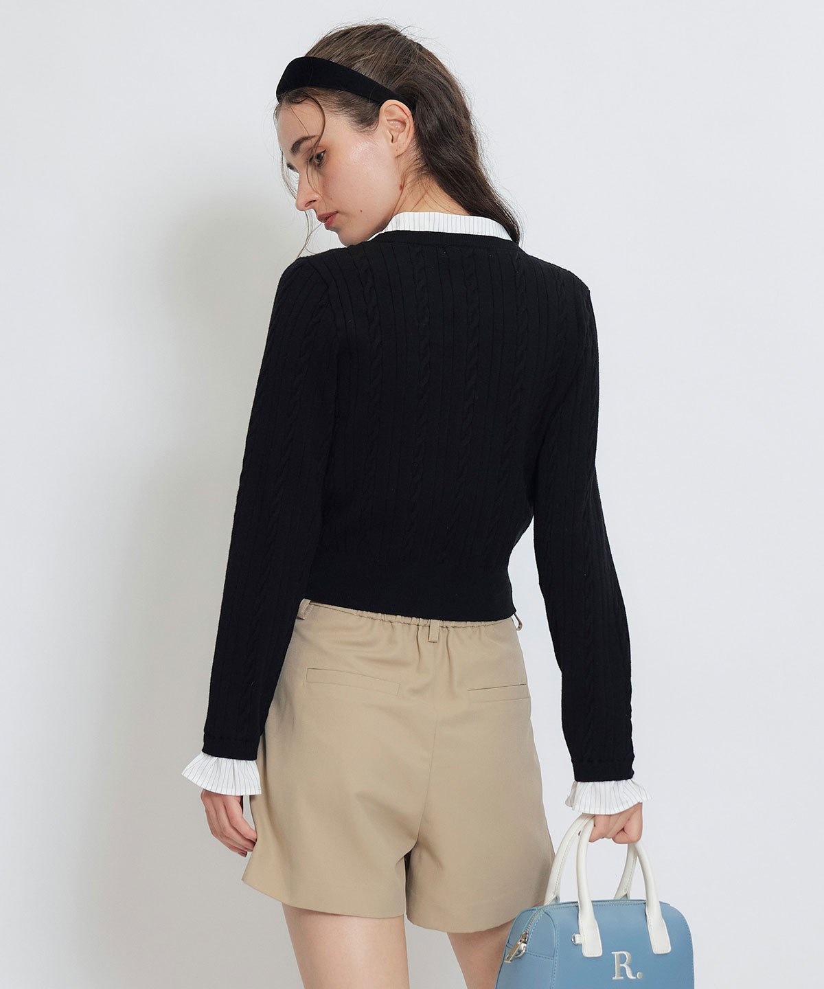 エンブレムボタンケーブルリボンタイニットトップス