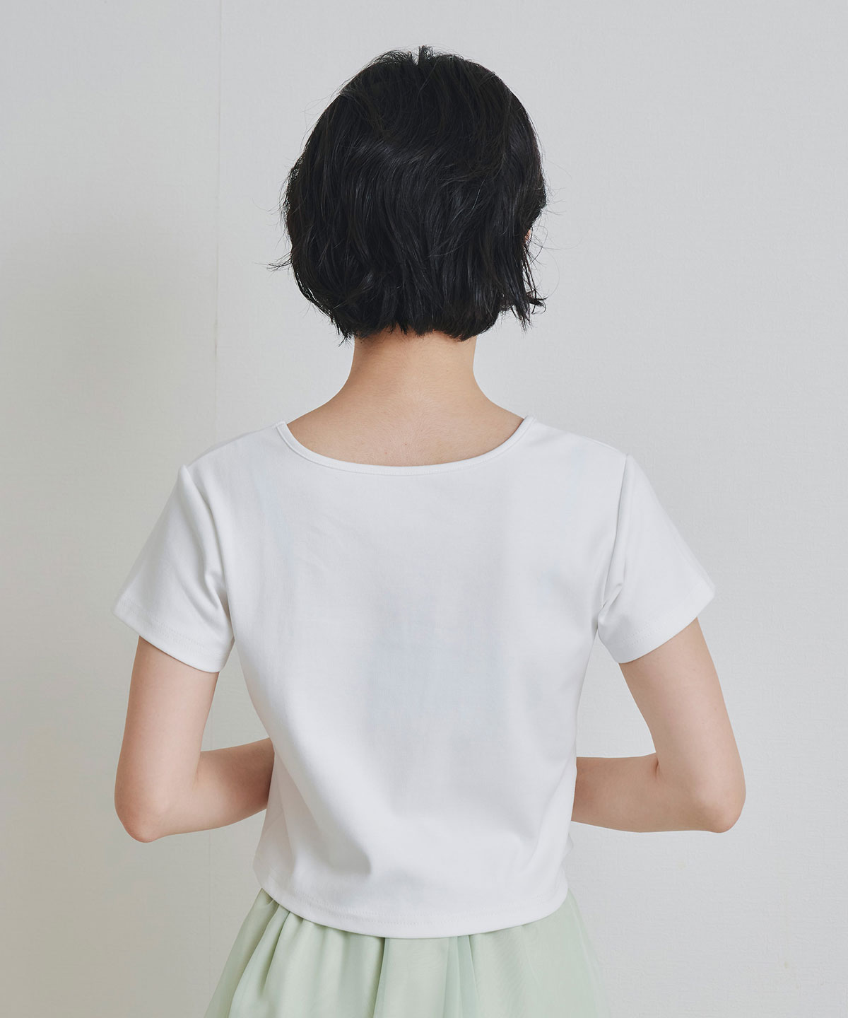 カリグラフィーロゴエンブロイダリークロップドTシャツ
