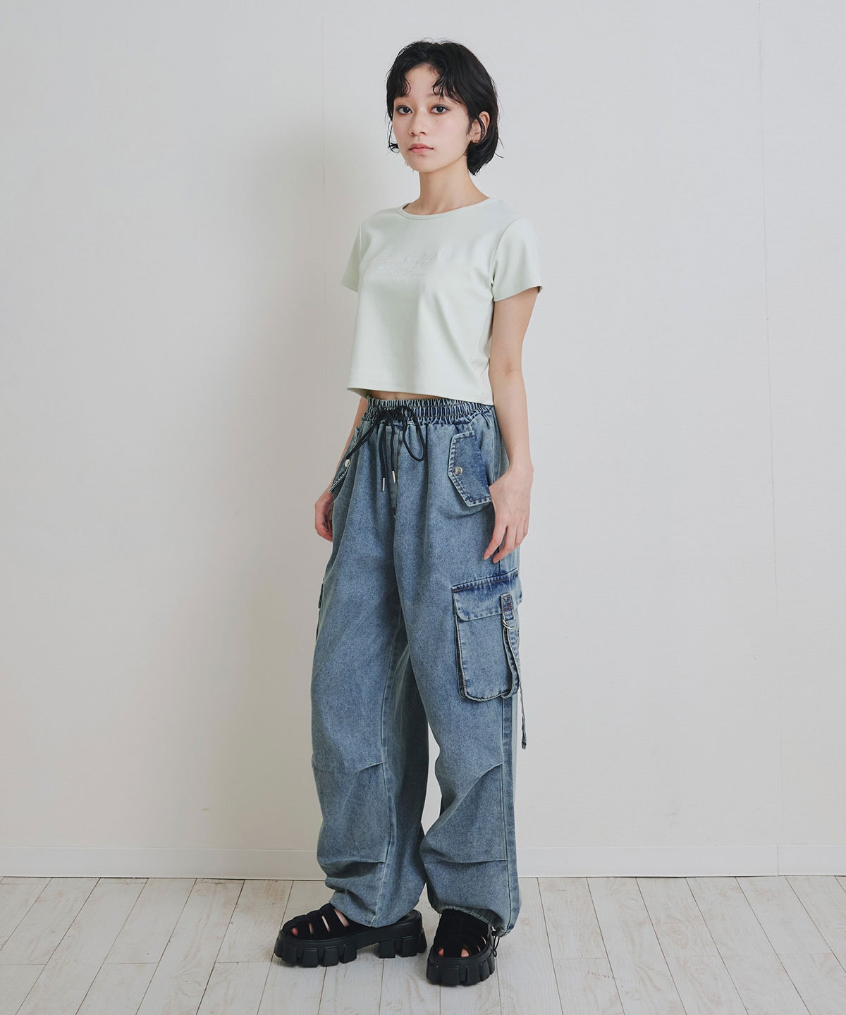 カリグラフィーロゴエンブロイダリークロップドTシャツ