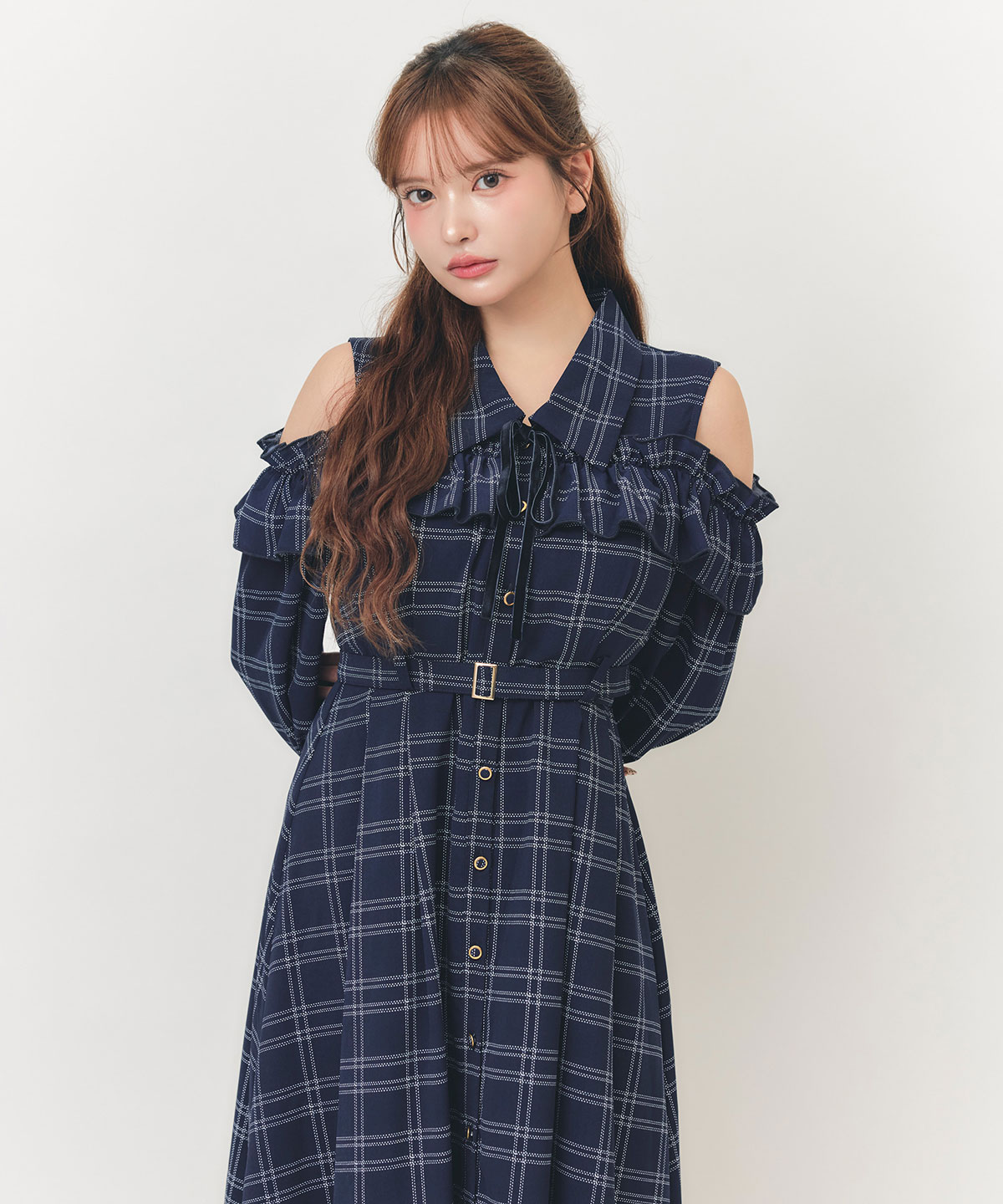 【=LOVE 大場花菜さん着用】フリルチェックオープンショルダーリボンタイロングフリルワンピース