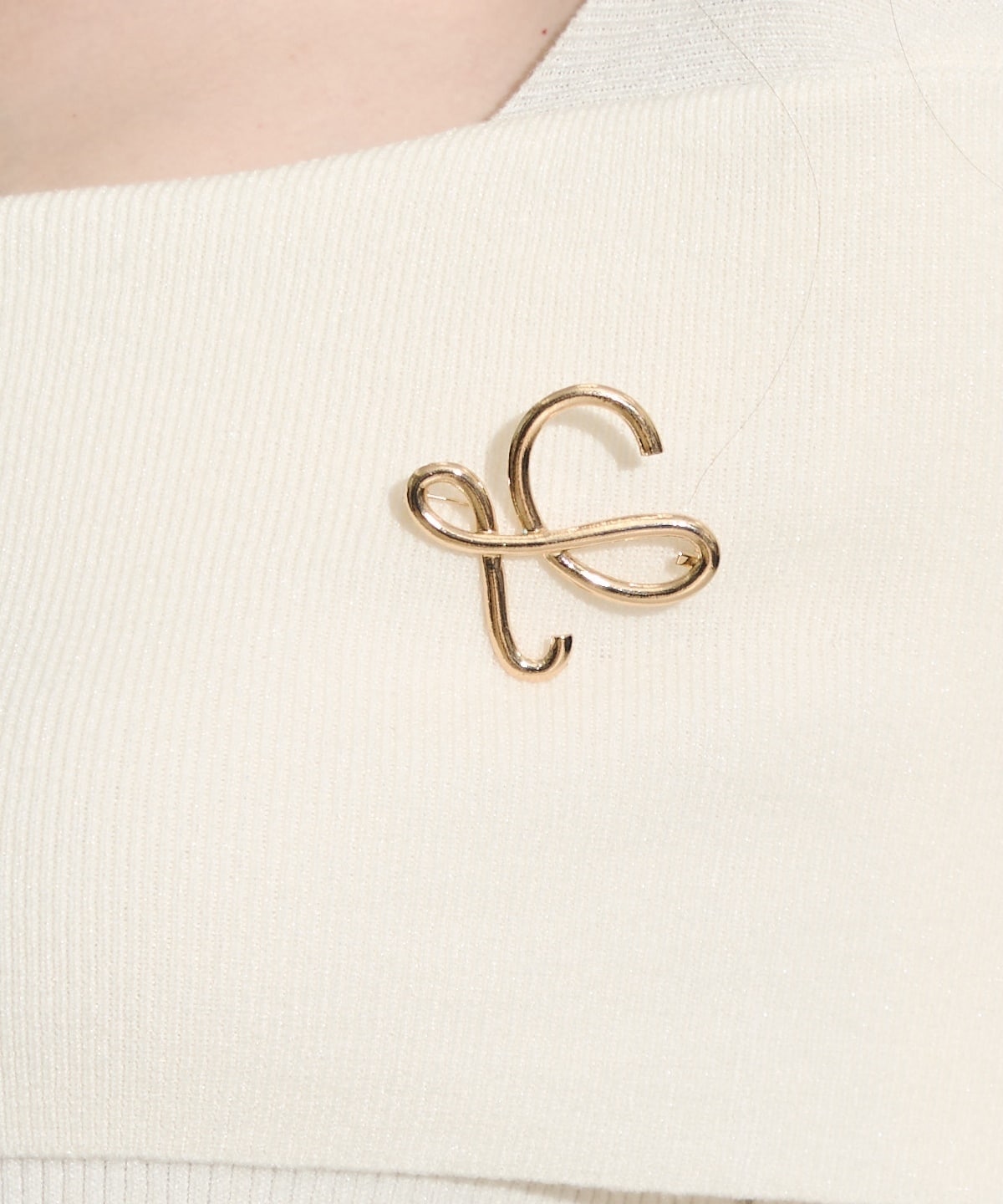 セレクトモチーフブローチ付きオフショルラメニットプルオーバー