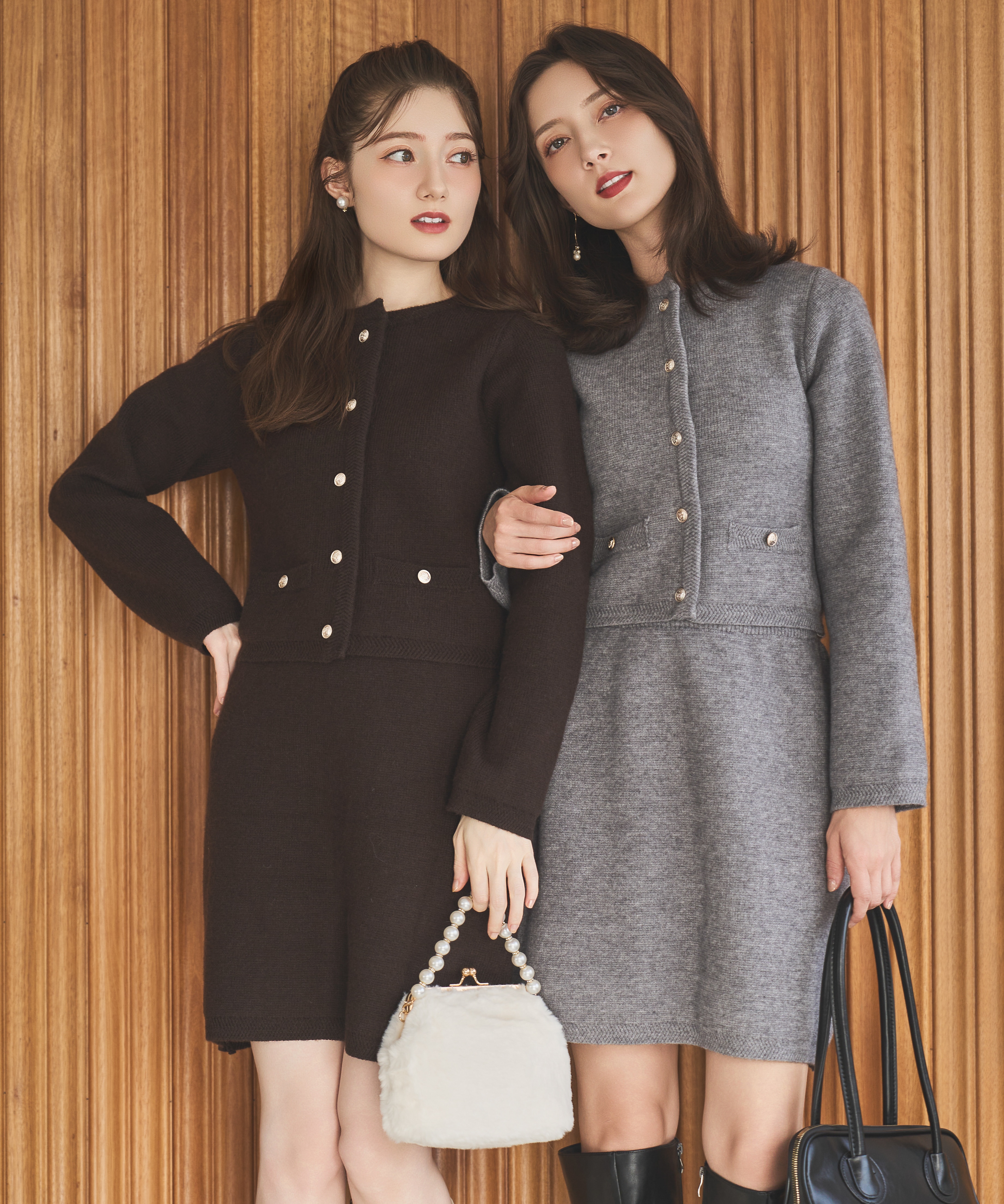 金ボタン付ニットセットアップ