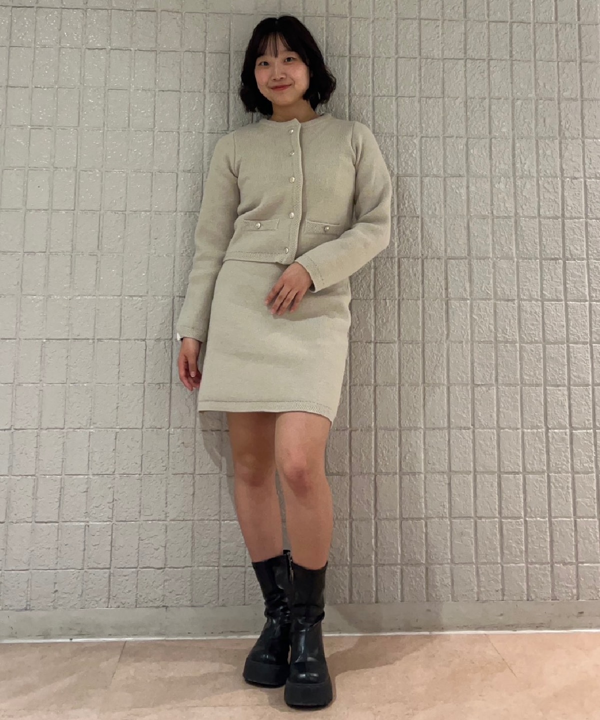 金ボタン付ニットセットアップ