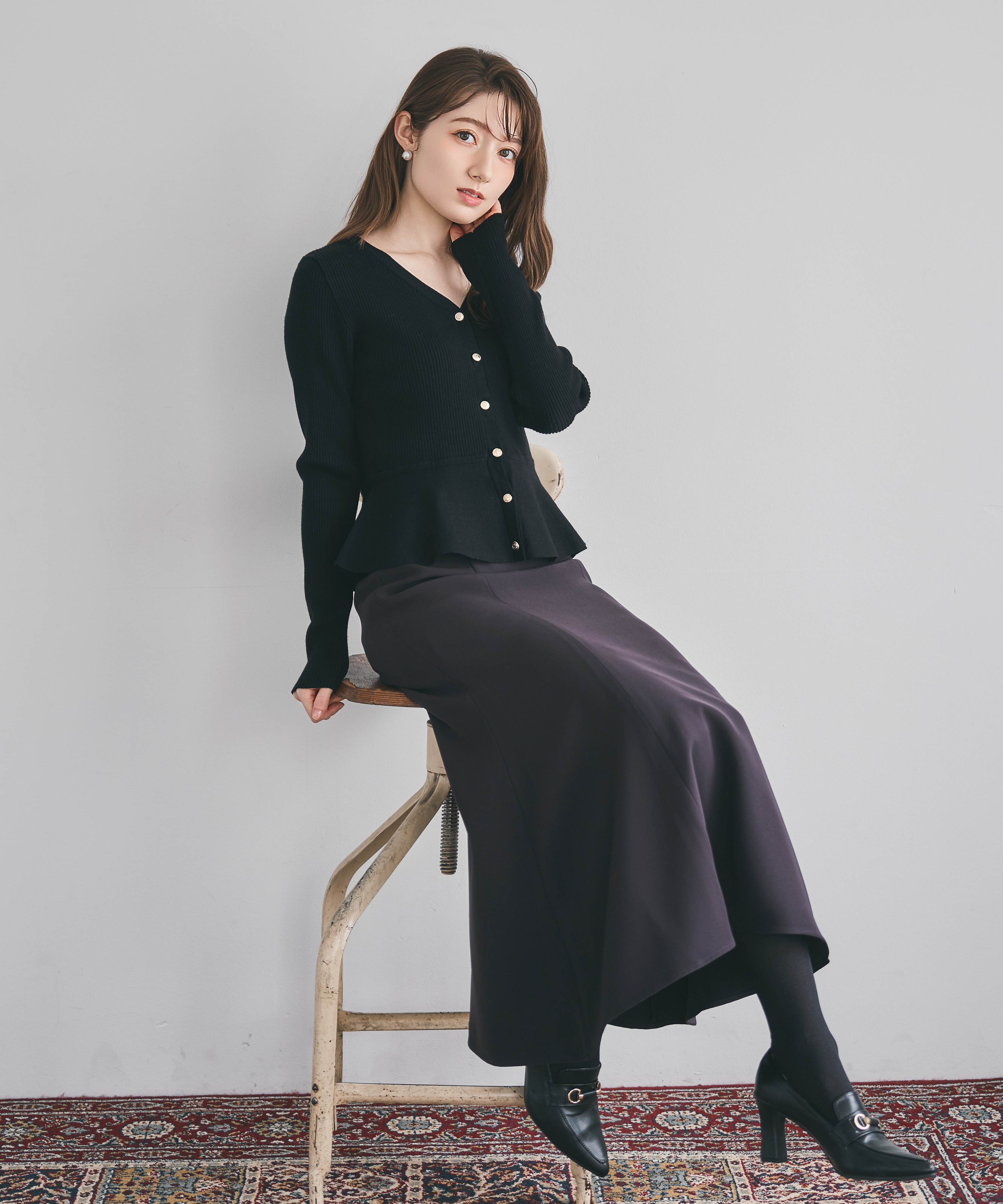 ペプラムリブ金ボタンニット