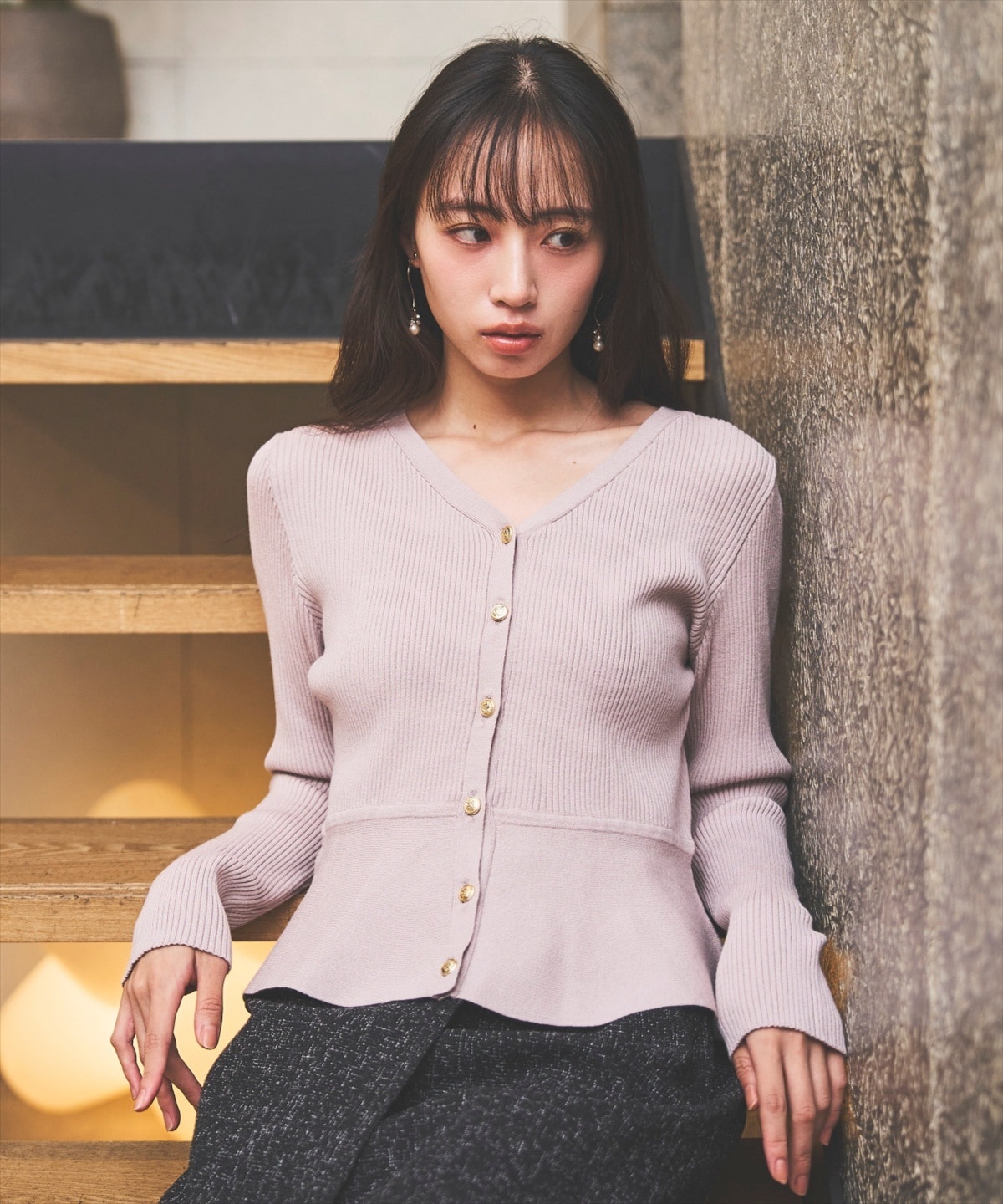 ペプラムリブ金ボタンニット