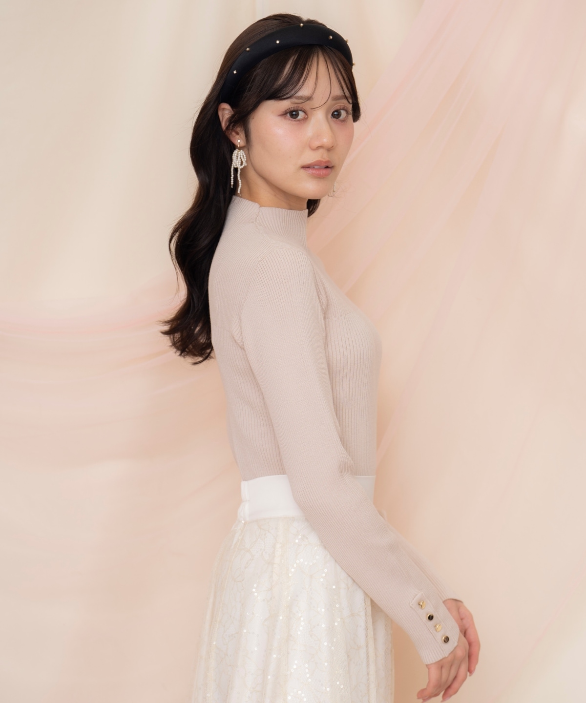 袖口ボタンボトルネックリブニット