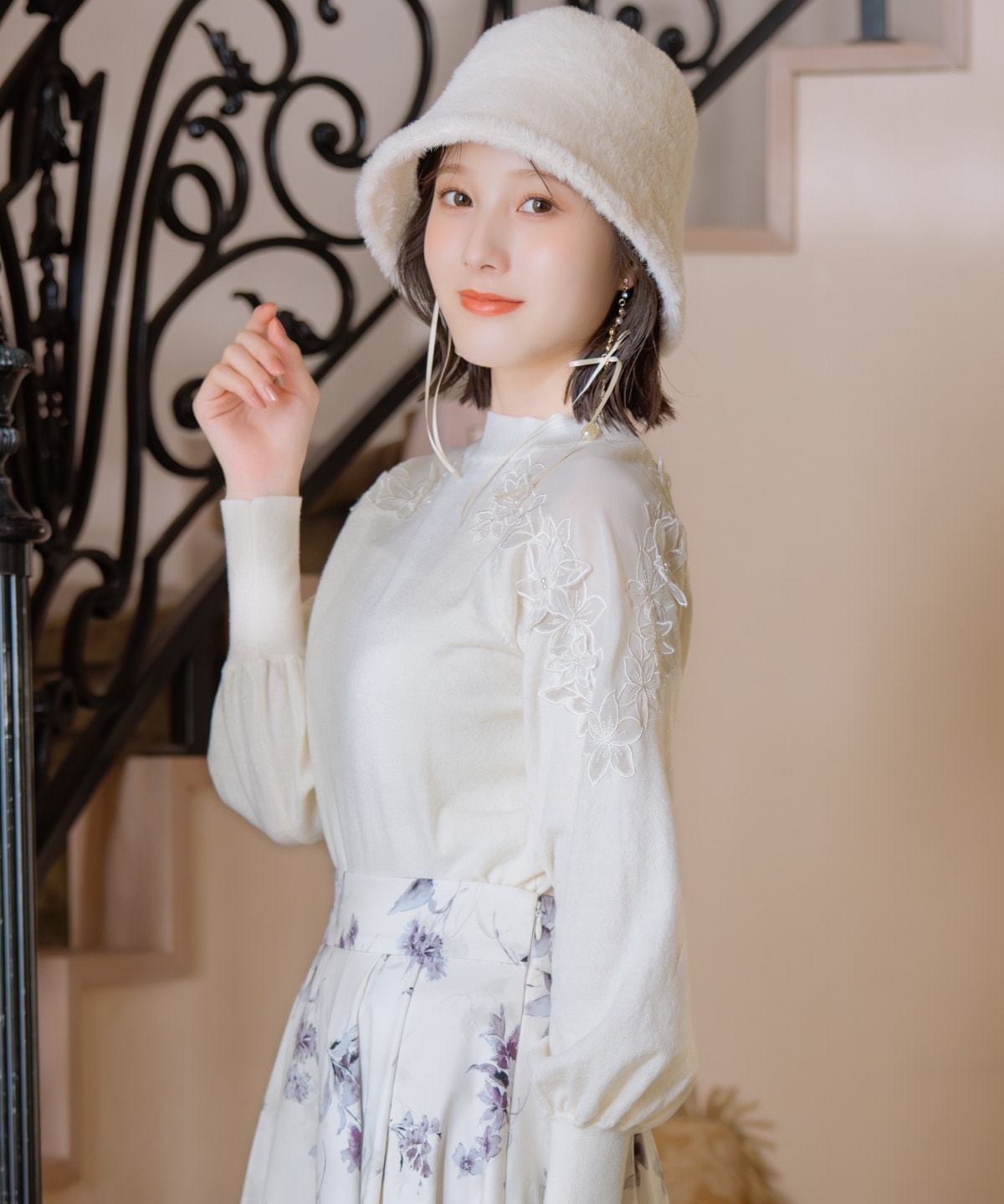 ショルダーエンブロイダリーニット