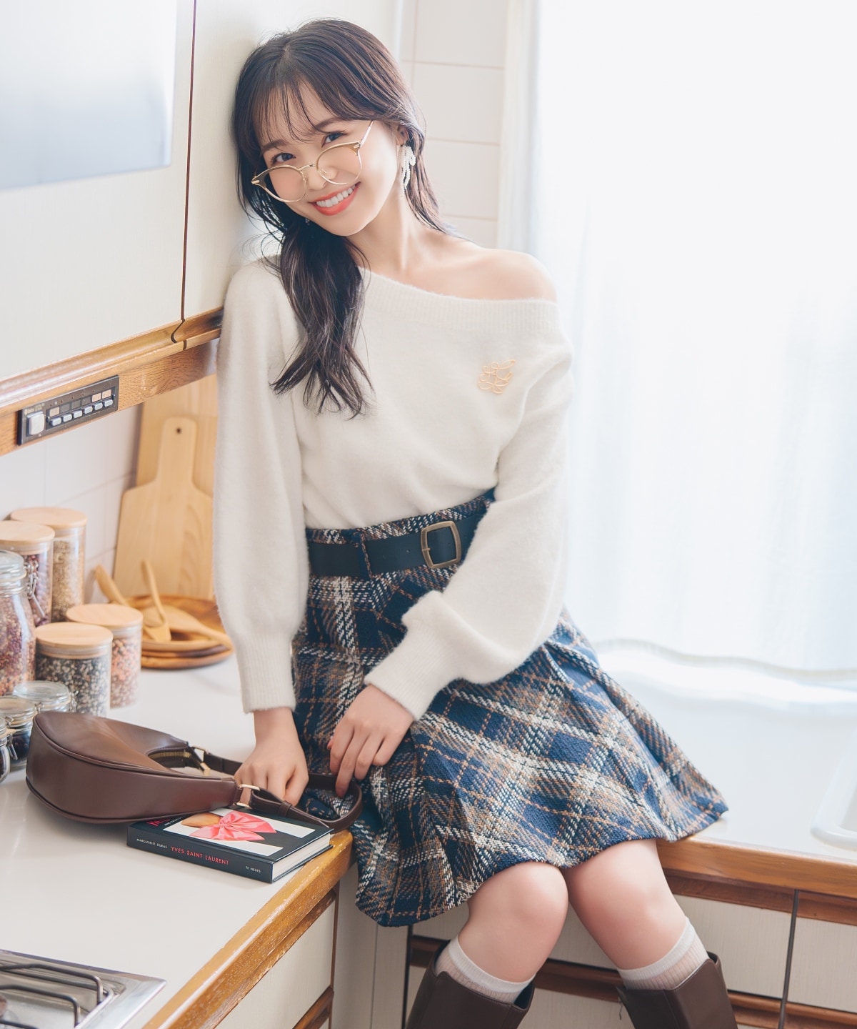 ブローチ付きオフショルニット