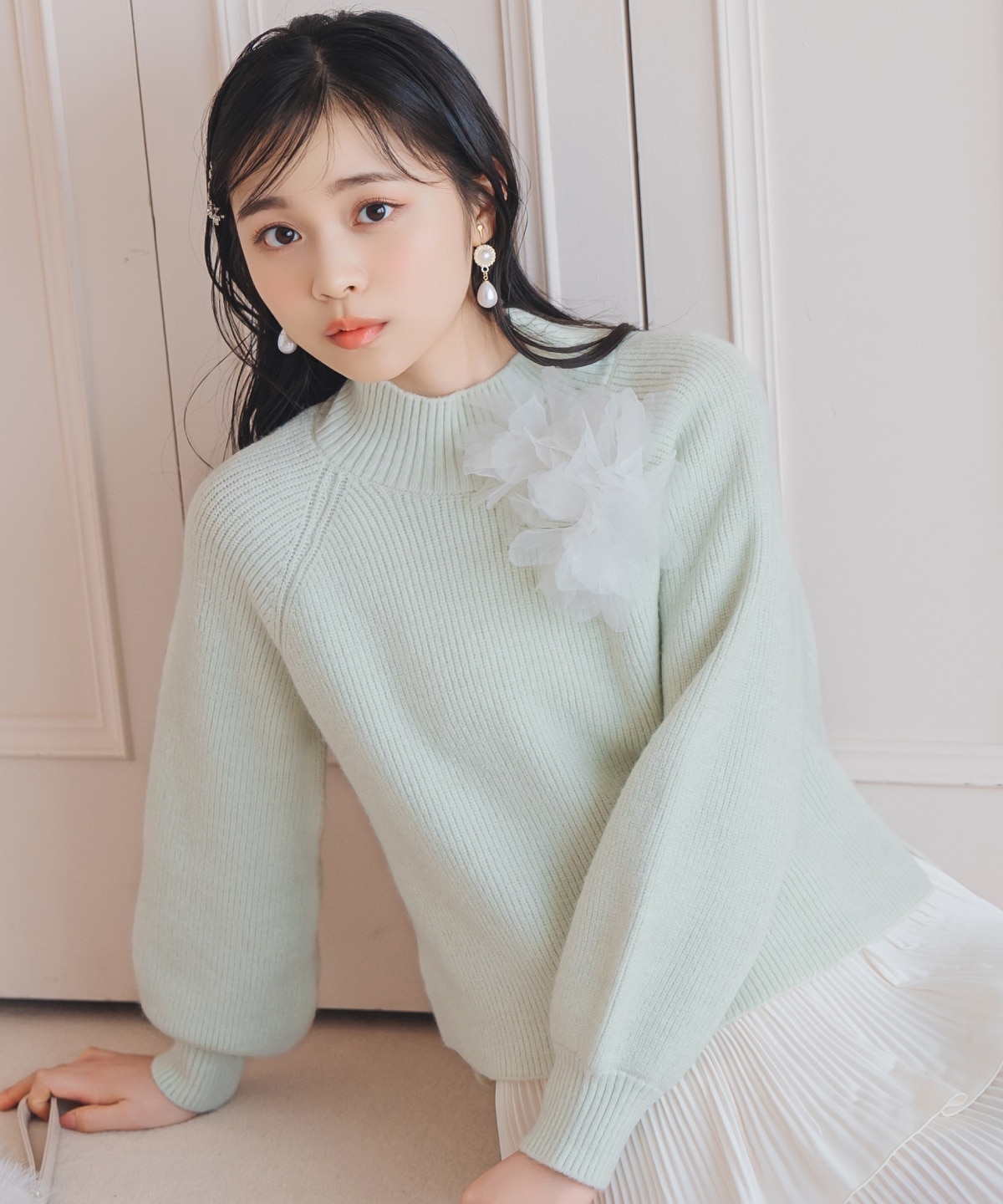 【KNIT PLEATS SET series】フラワーモチーフボトルネックニット
