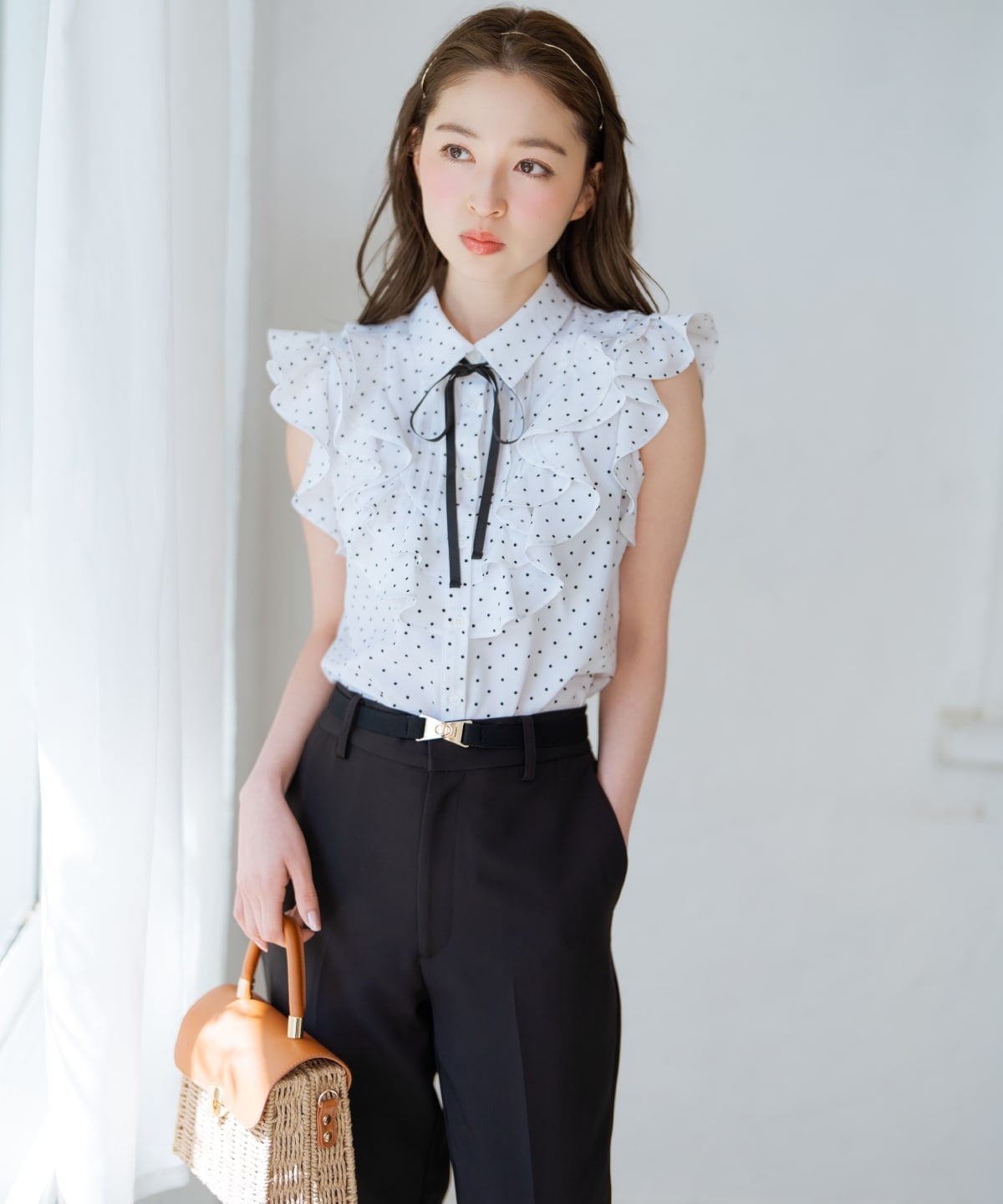 ラッフルフリルノースリーブブラウス