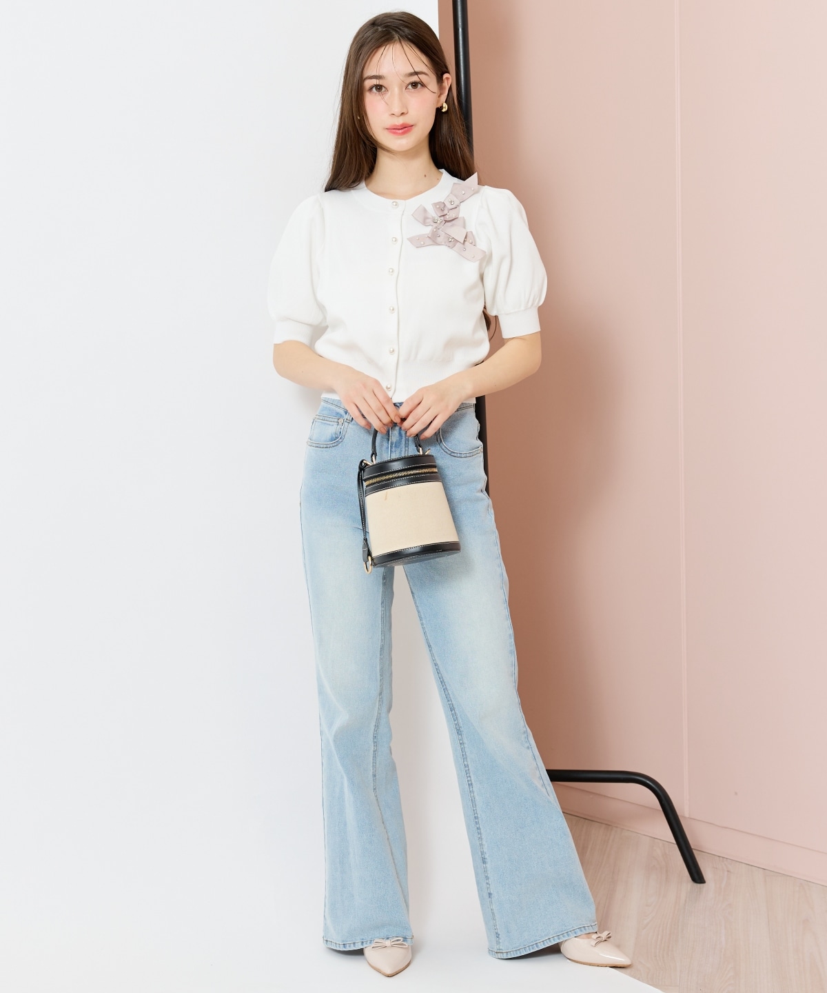 【再入荷予約受付中】美脚ロゴ刺繍セミフレアデニムパンツ