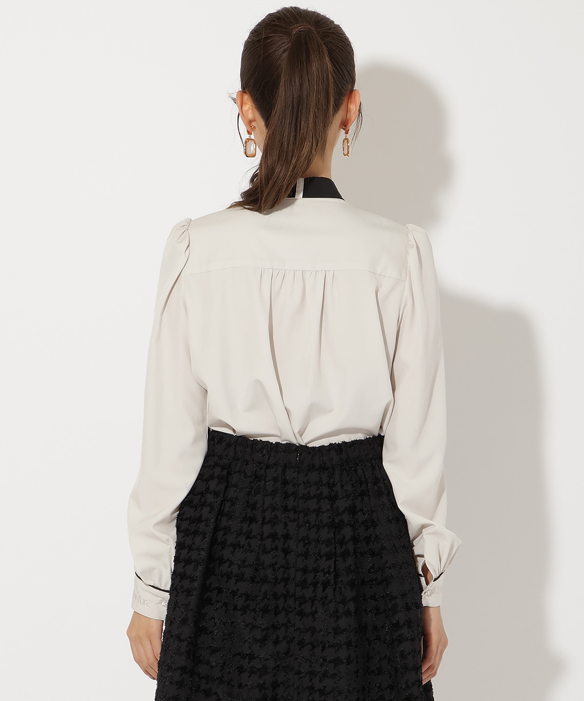 カフス刺繍ボウタイブラウス