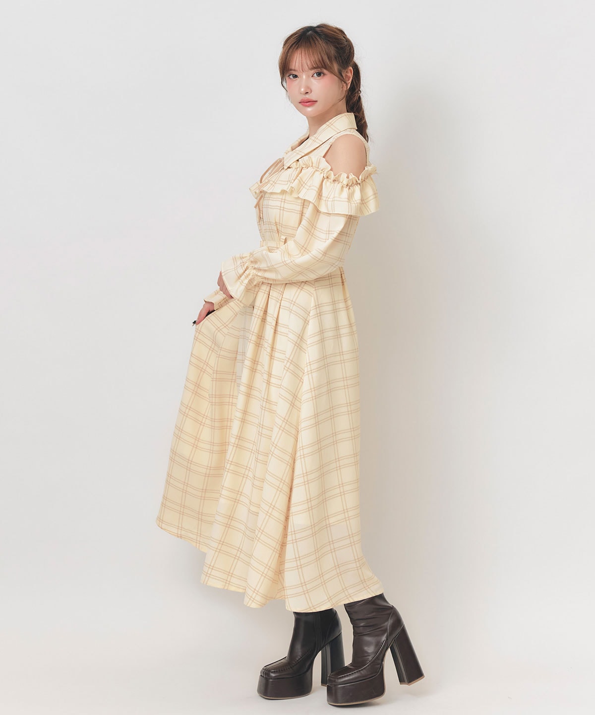 【=LOVE 大場花菜さん着用】フリルチェックオープンショルダーリボンタイロングフリルワンピース