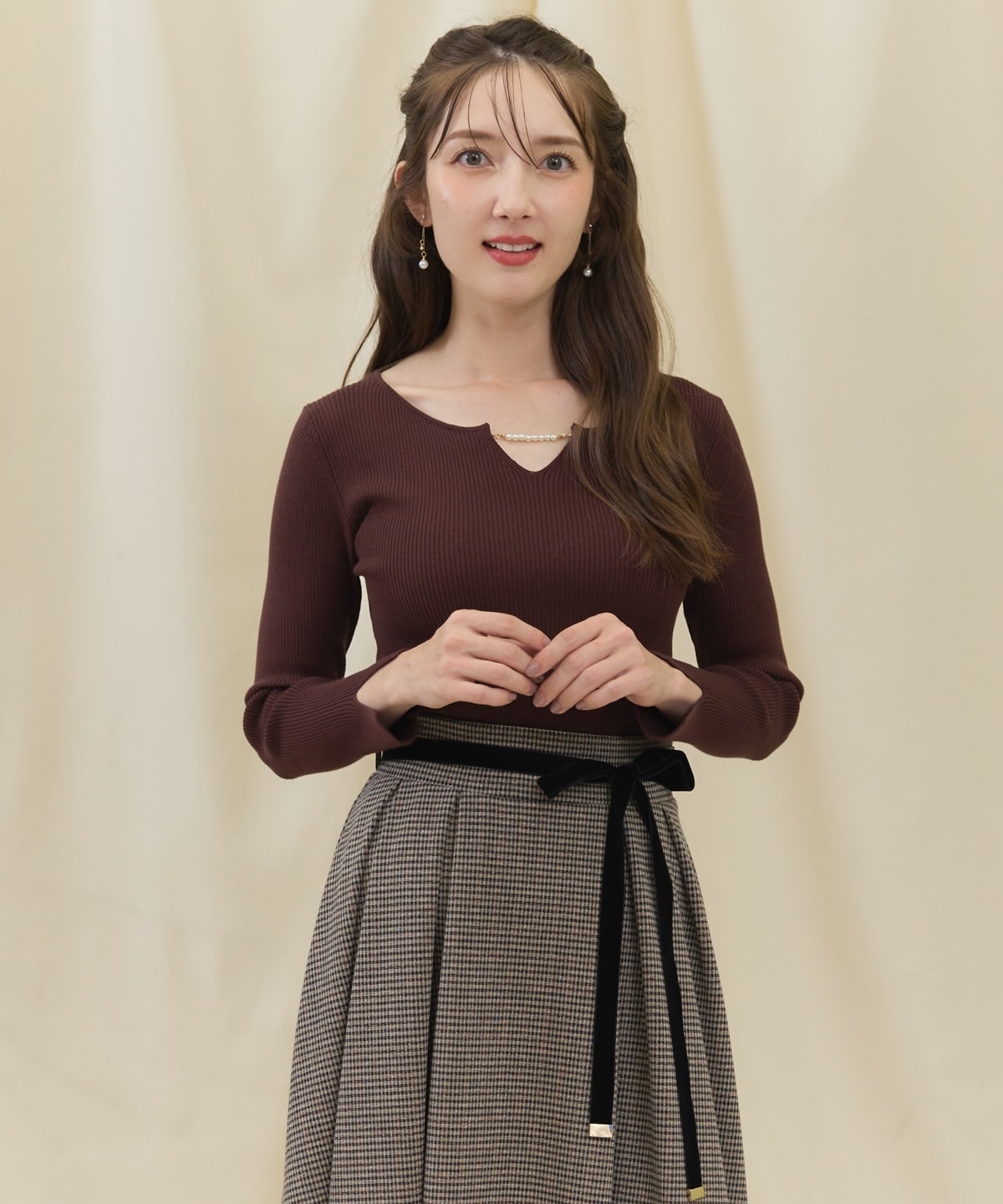 長袖パールキーネックニットプルオーバー