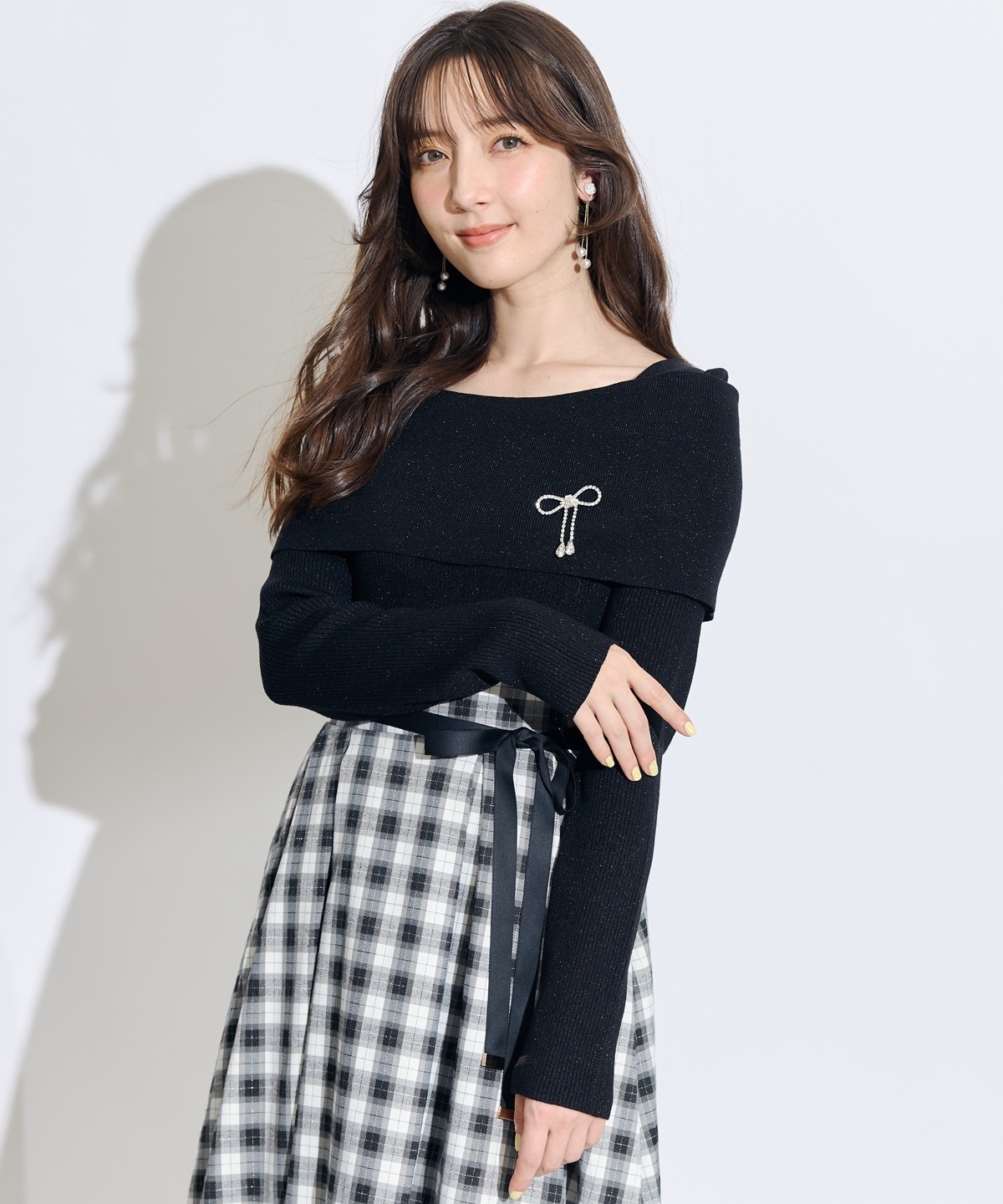 セレクトモチーフブローチ付きオフショルラメニットプルオーバー