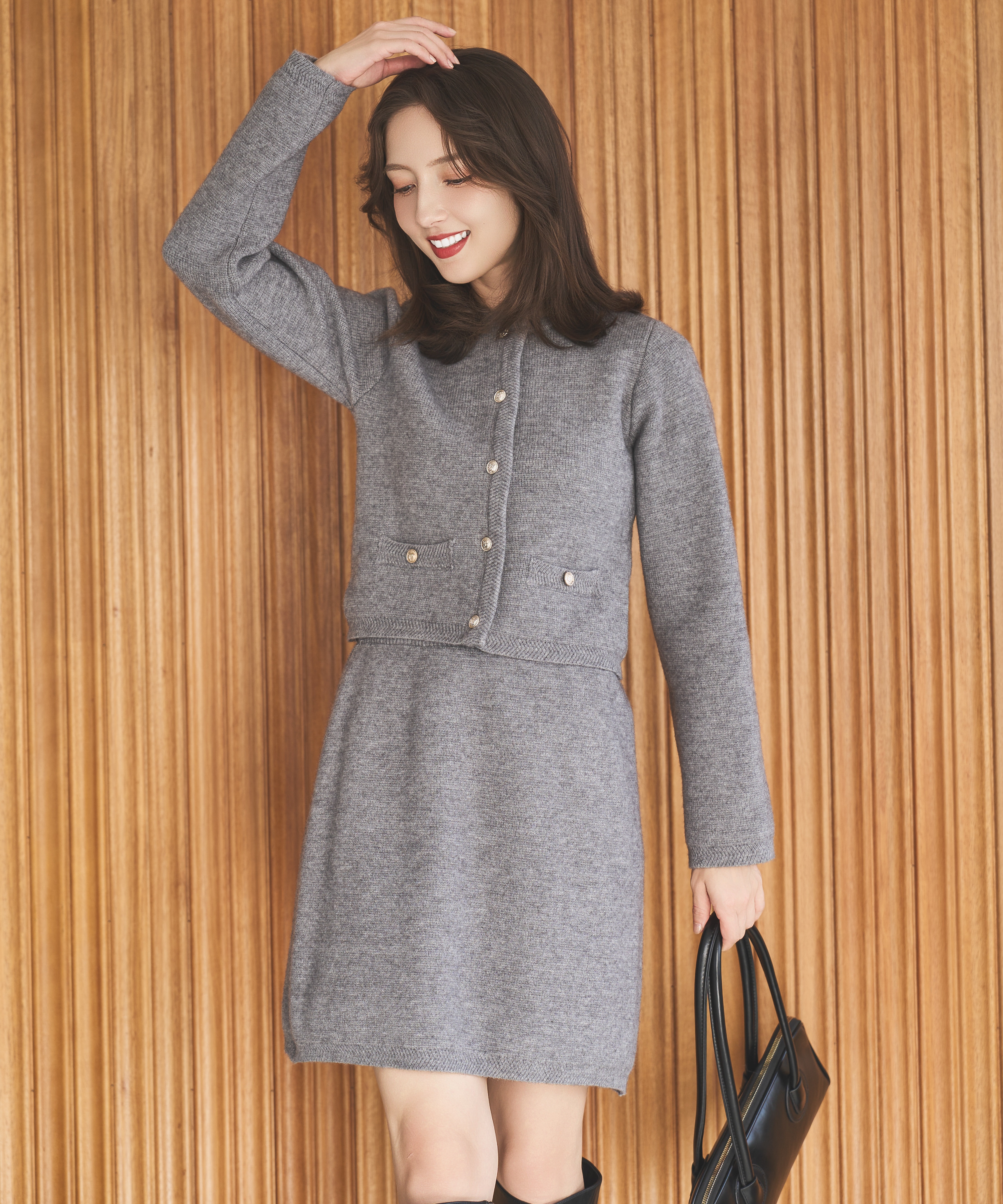 金ボタン付ニットセットアップ