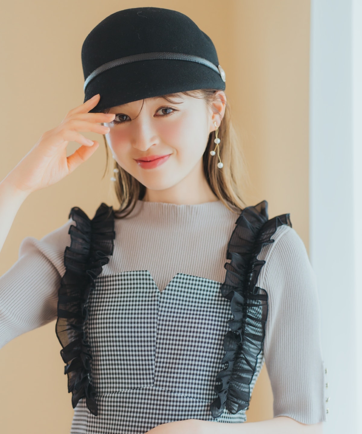 袖口ボタンボトルネックリブニット