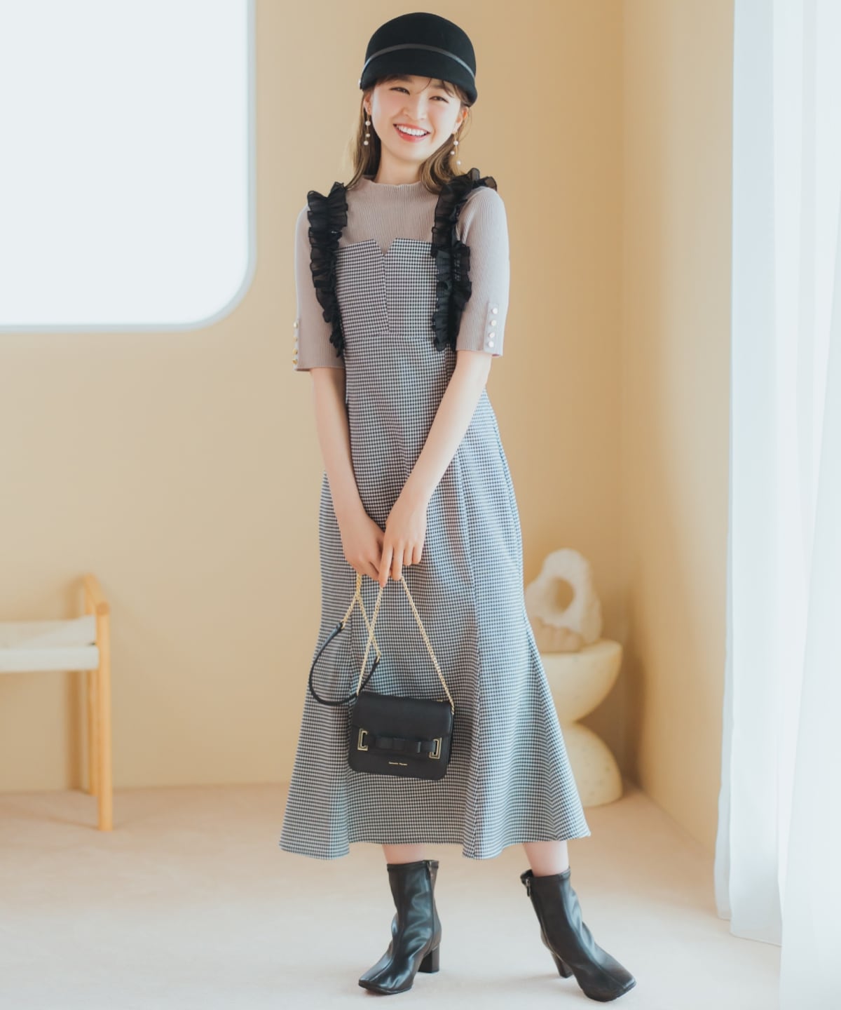 袖口ボタンボトルネックリブニット