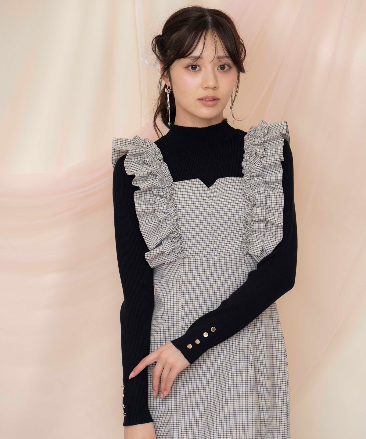 袖口ボタンボトルネックリブニット