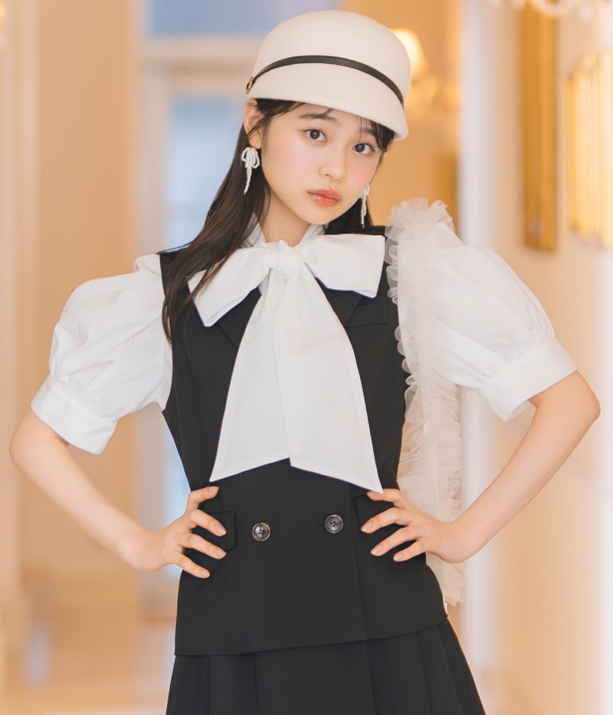 モノグラム刺しゅうリボンタイブラウス