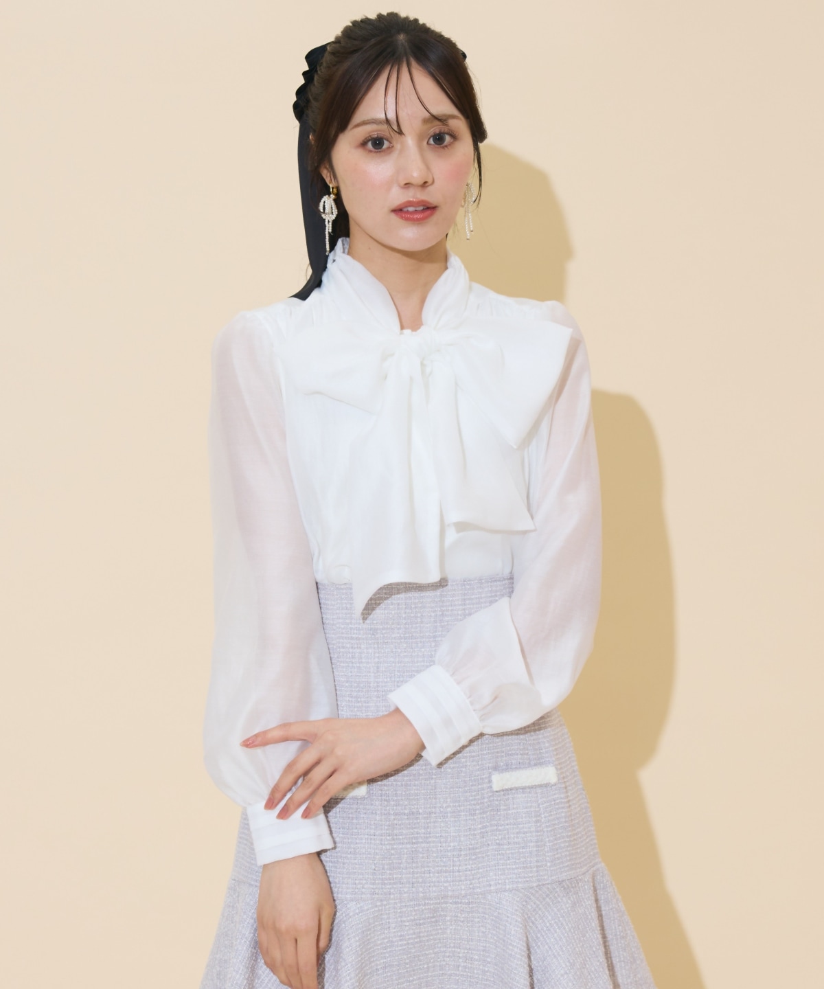 ボリュームリボンタイブラウス