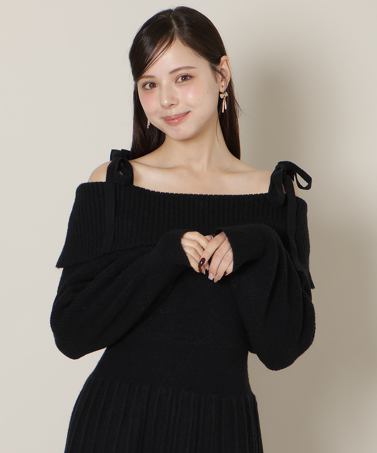 【12/18(thu) 12時予約スタート】オープンショルダープリーツニットOP
